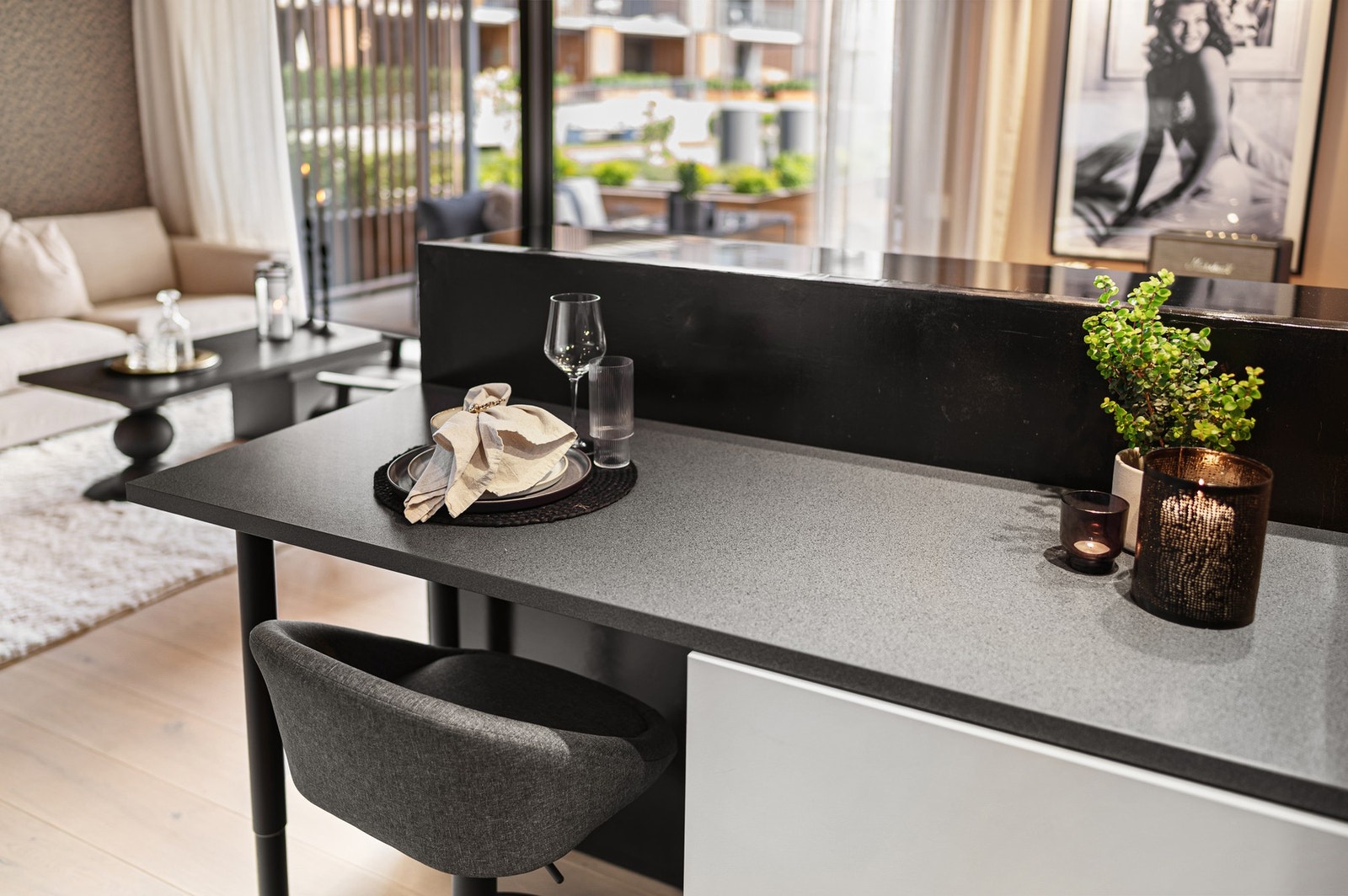 Det er etablert en barløsning som delvis adskiller stue og kjøkken. Kjekt med ekstra benkeplass. Galleribilde