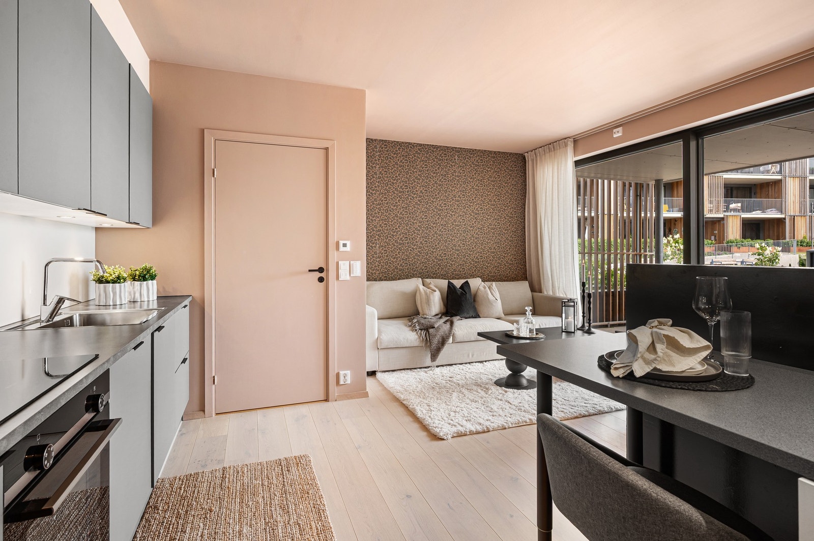 En herlig hverdagsluksus er at det er vannbåren gulvvarme (fjernvarme) på både stue, kjøkken, gang og bad. Det er deilig å kjenne gulvvarmen under fotbladene når man tripper ut fra soverommet om morgenen! Galleribilde