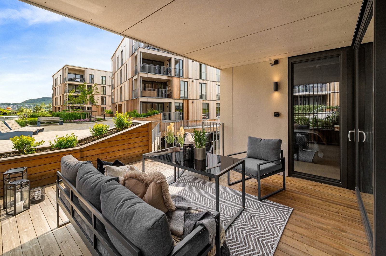 Her kan du nyte sene sommerkvelder i lystig lag og med noe godt i glasset. Galleribilde