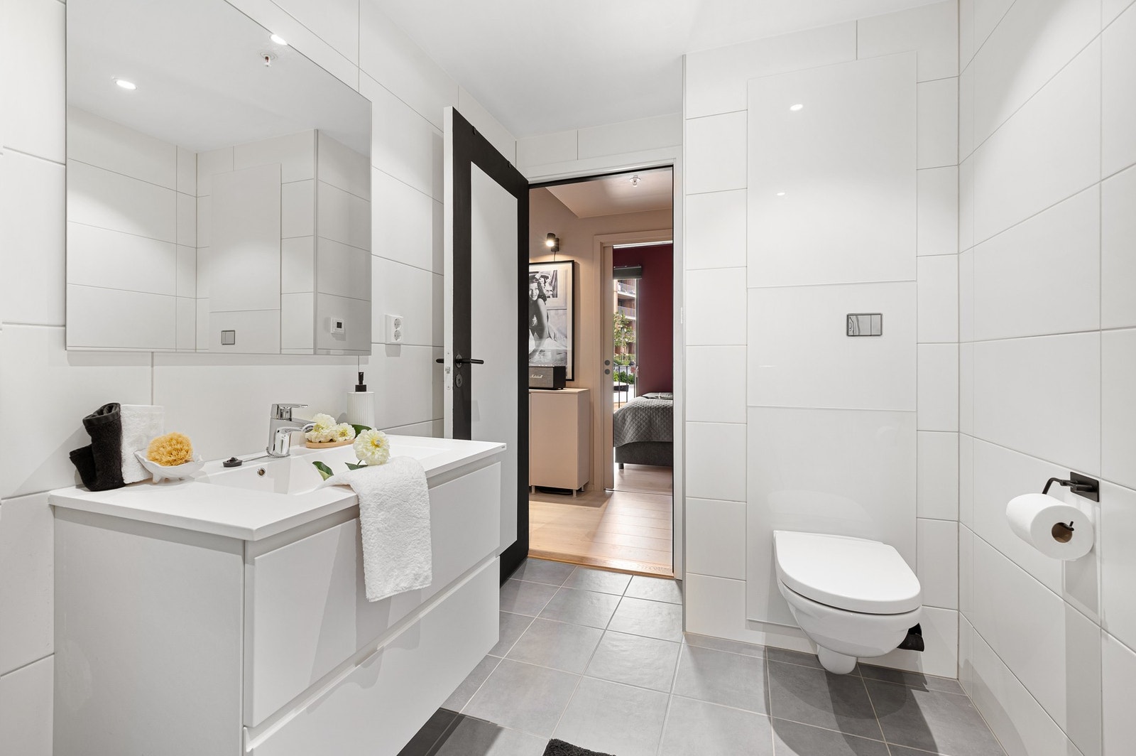 Stilrent og flislagt bad på ca. 5,2 kvm med gulvvarme. Galleribilde