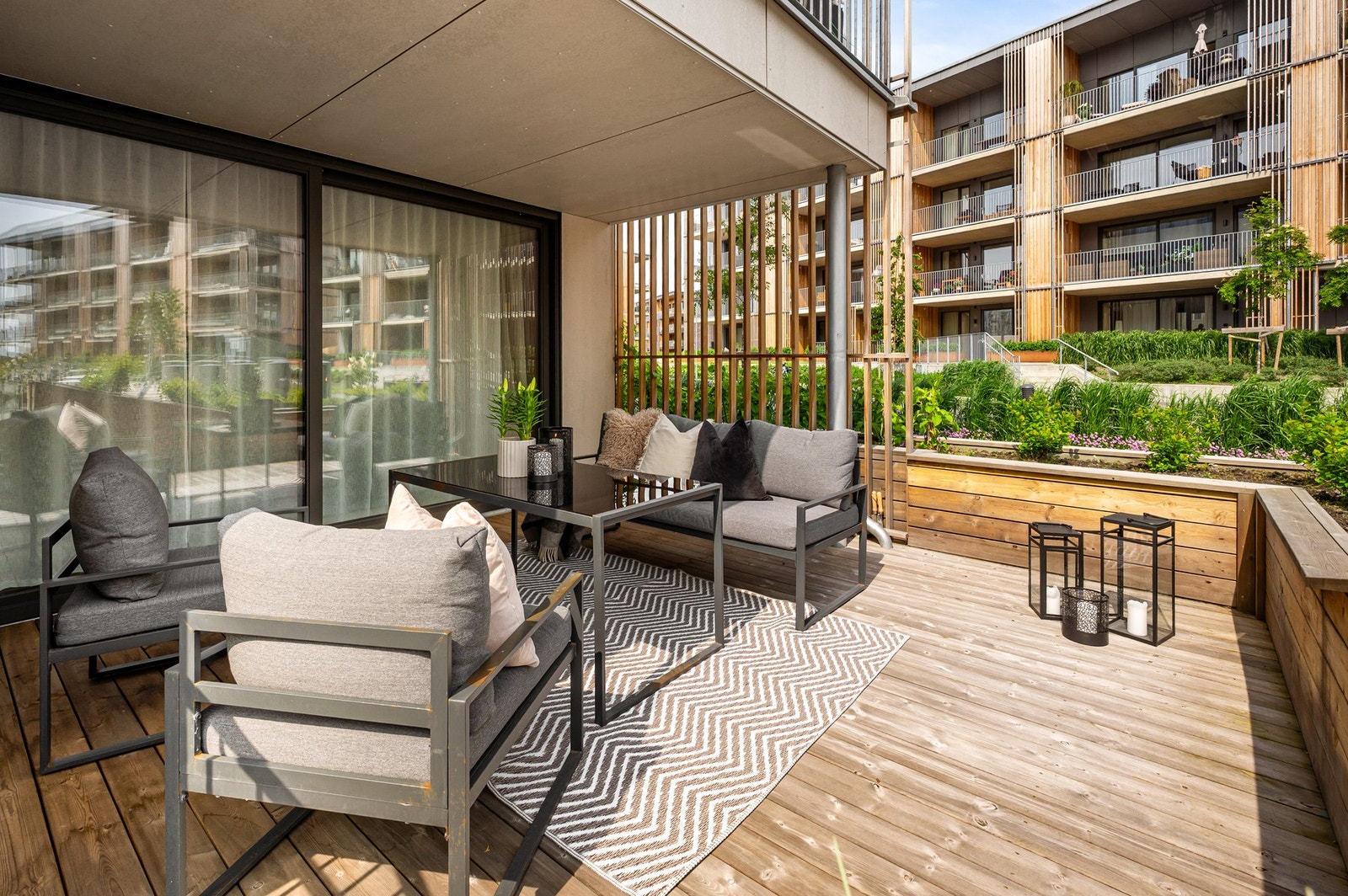 God plass til utemøblement som bl.a. stor sittegruppe og grill. Galleribilde