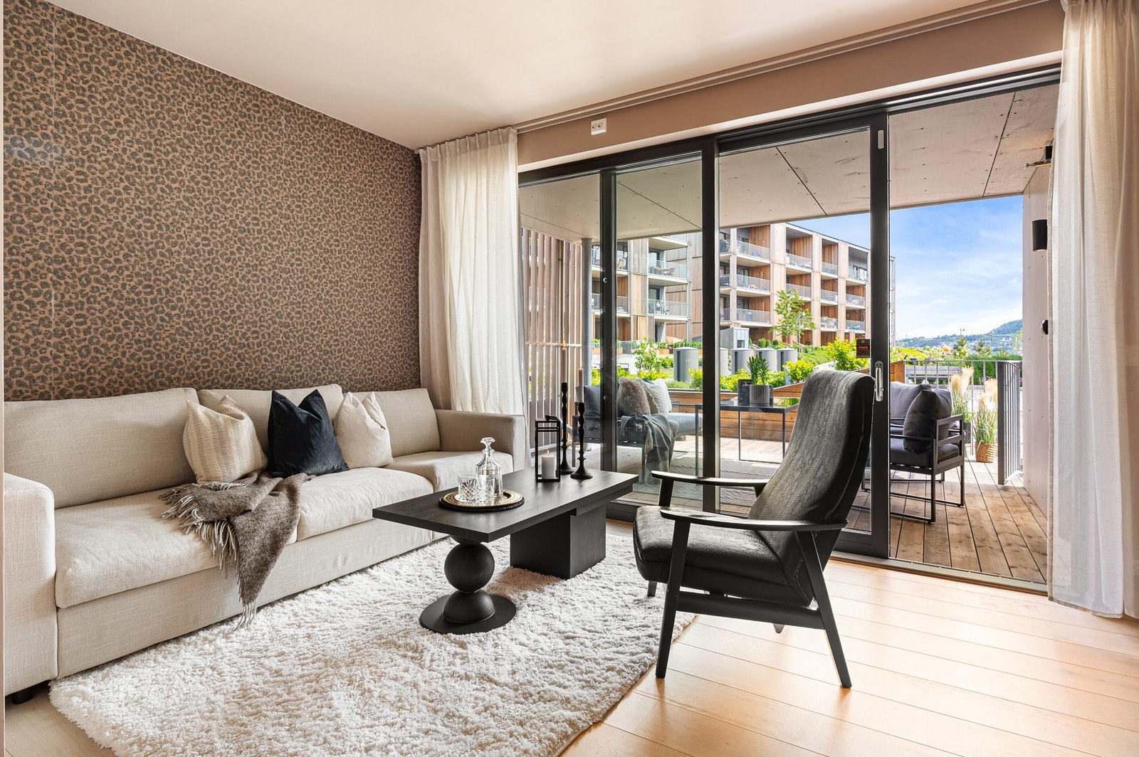 Via stor skyvedør er det utgang til terrassen. Galleribilde