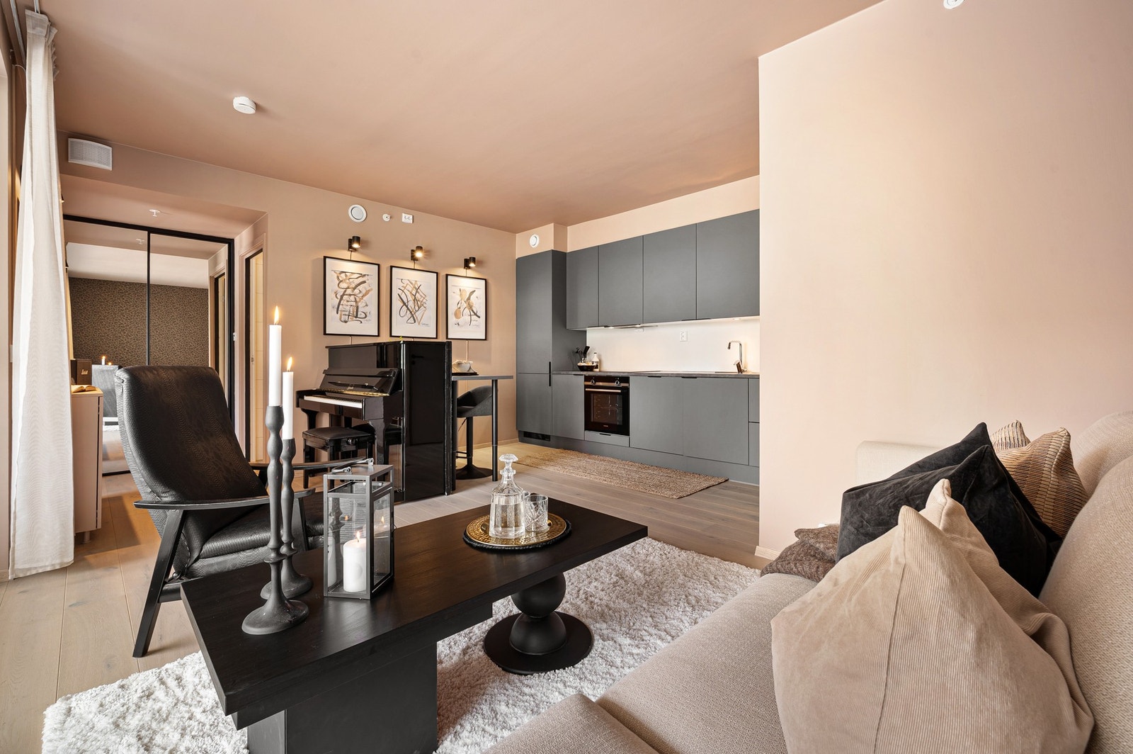 Takstmannen har gitt tilstandsgrad 0 (TG0) på absolutt alle punkter, så her kan du være sikker på at du gjør et trygt kjøp. I tillegg har leiligheten nybygg-garanti i ca. 2 år til. Galleribilde