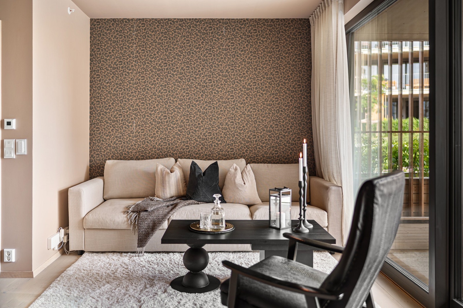 De store vindusflatene og den gode takhøyden bidrar til leilighetens lette og luftige atmosfære. Galleribilde