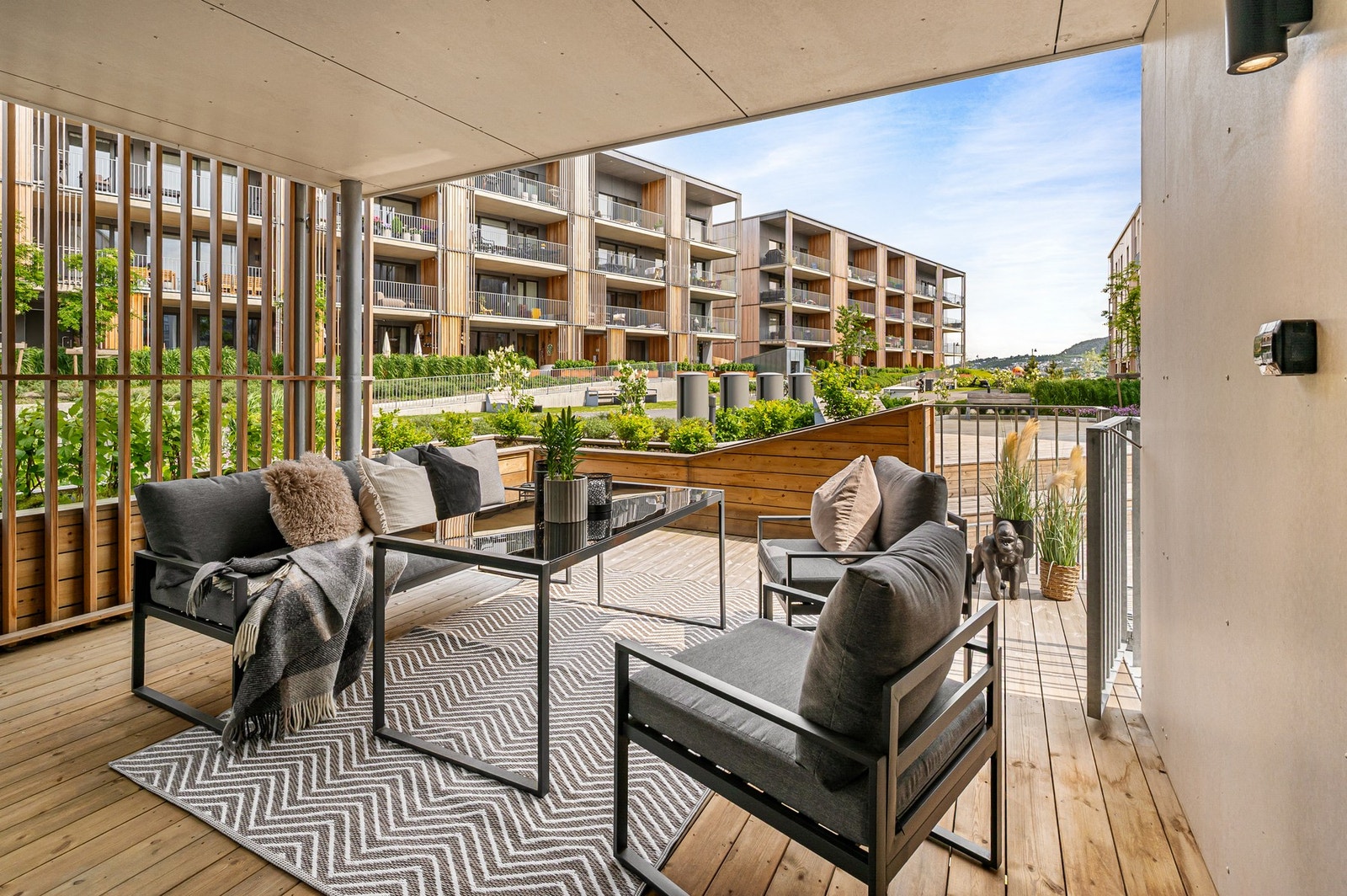 Her får du hele 17,5 kvm å boltre deg på, og på sommerhalvåret oppleves terrassen å være en forlengelse av stuen. Galleribilde