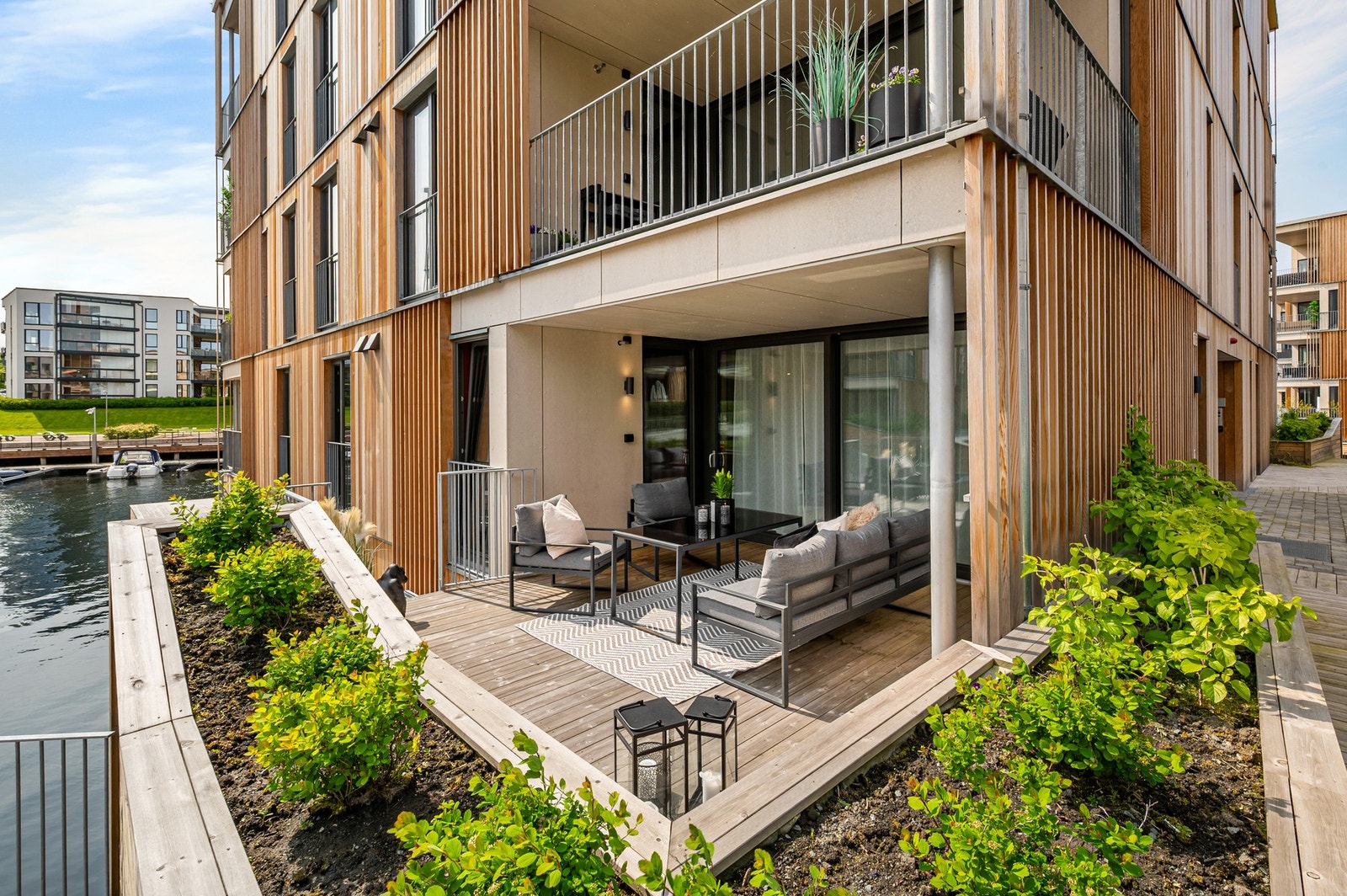 EiendomsMegler 1 v/Frank Robert Bae har gleden av å presentere en særdeles flott 2-roms selveierleilighet beliggende på populære Fullriggerøya ytterst på Grilstad Marina! Galleribilde