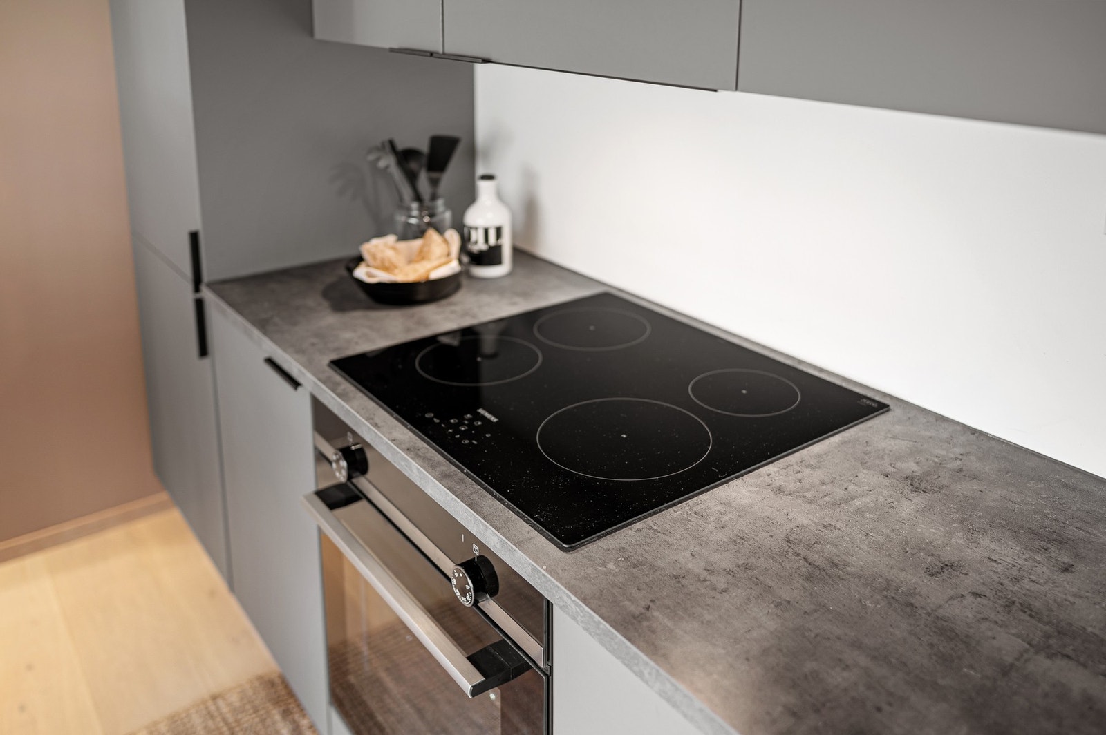 Et funksjonelt og velutstyrt kjøkken med god skapplass og praktiske arbeidsflater. Galleribilde