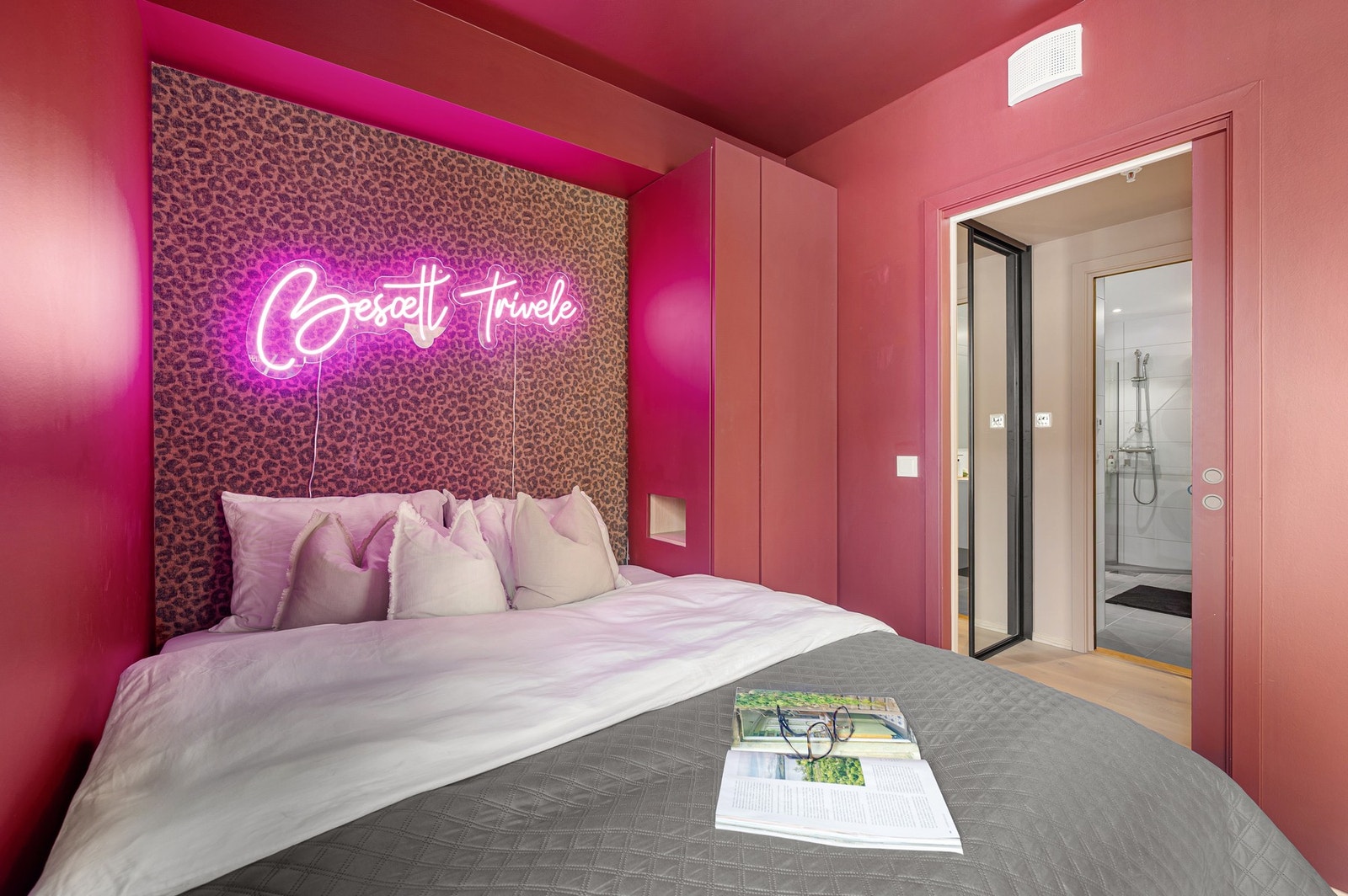 God plass til dobbeltseng og tilhørende garderobeløsning. Galleribilde