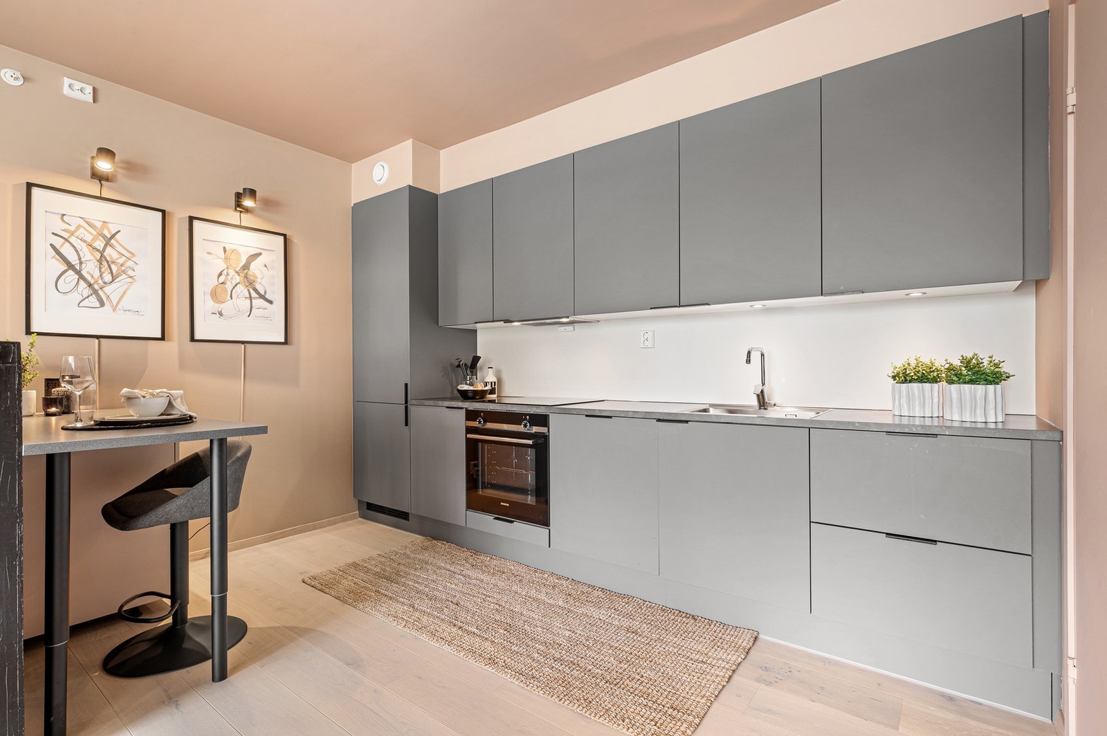 Moderne kjøkken med integrerte hvitevarer. Galleribilde