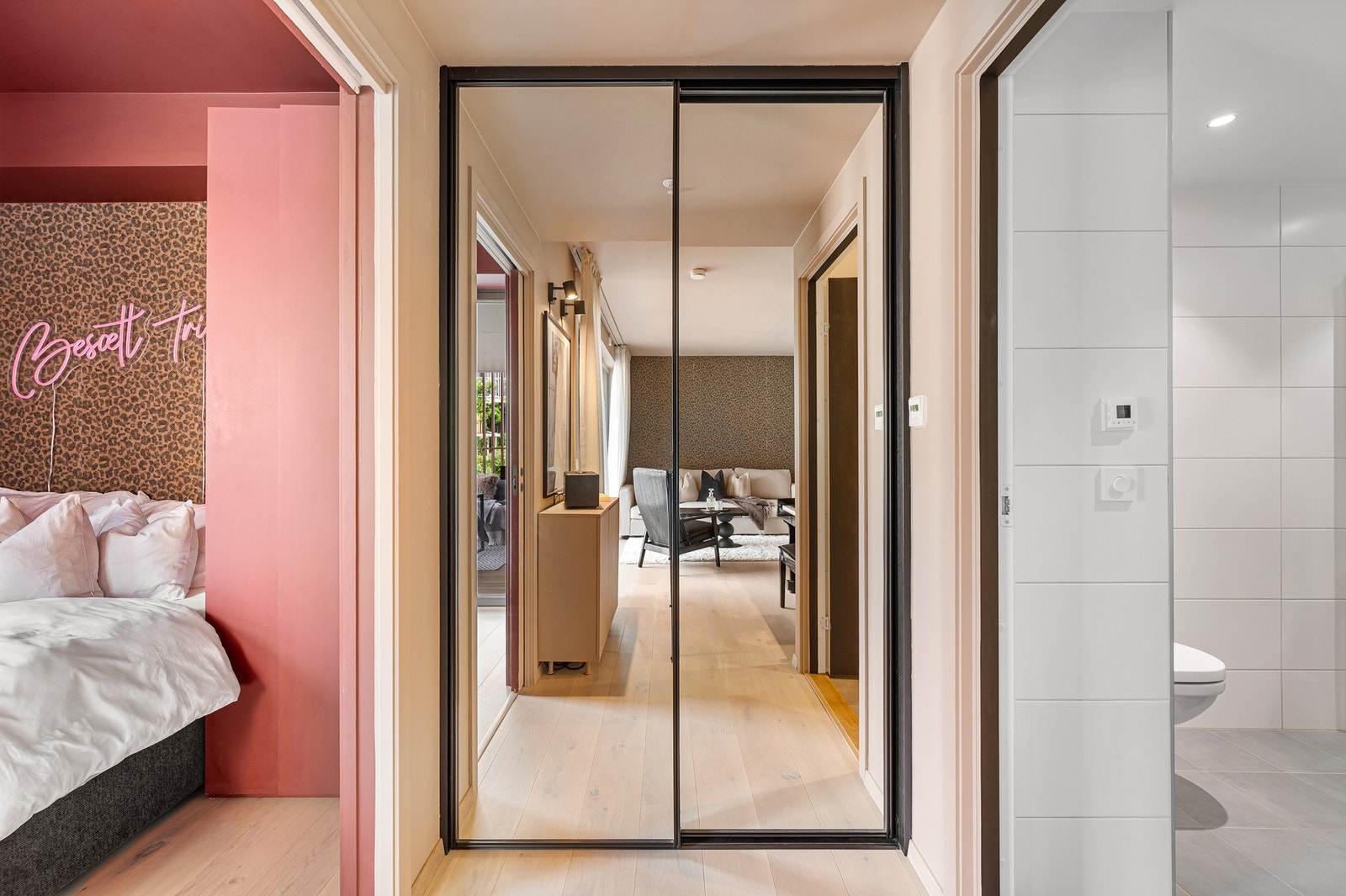 I skillet mellom soverommet og badet har du et dobbelt garderobeskap med speilfronter for ekstra lagringsplass. Galleribilde