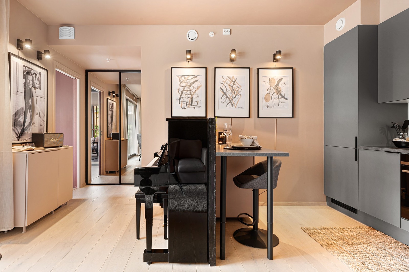 God plass til et spisebord om du fjerner barløsningen - gitt at du ikke har et piano :-) Galleribilde