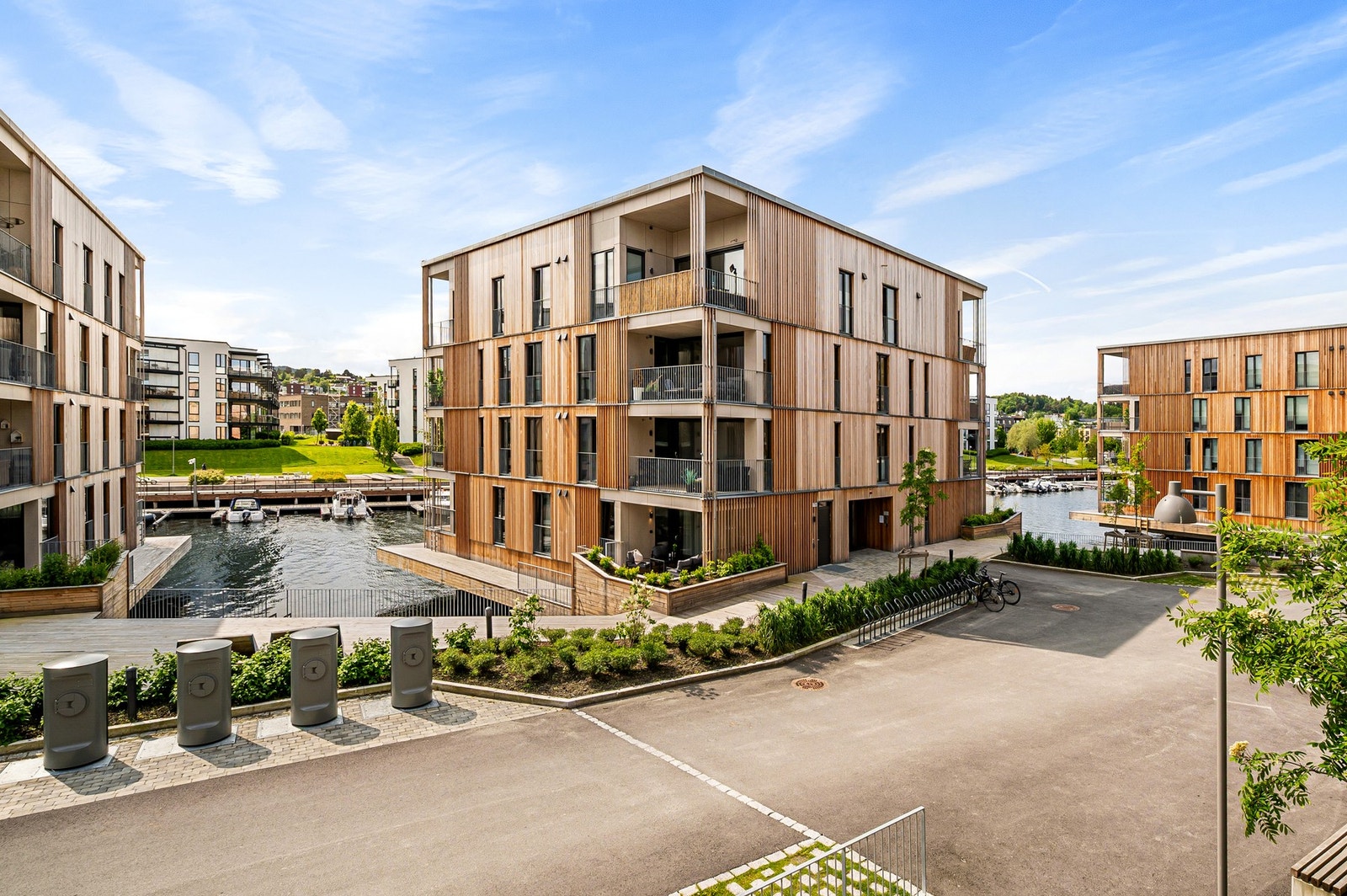 Dette er en sjelden mulighet til å sikre deg en leilighet med en helt spesiell beliggenhet og atmosfære. Parkeringsplass kan enten kjøpes eller leies direkte av Grilstad Marina, konfr. megler. Galleribilde