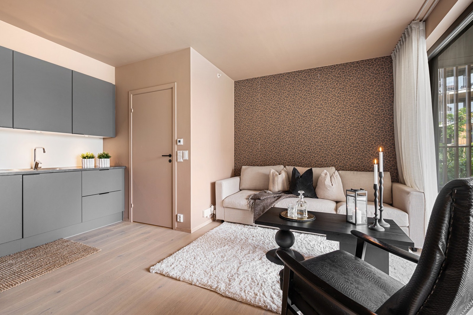 Eksklusivt og gjennomgående 1-stavs gulv. Overflater malt i tidsriktige fargetoner. Galleribilde