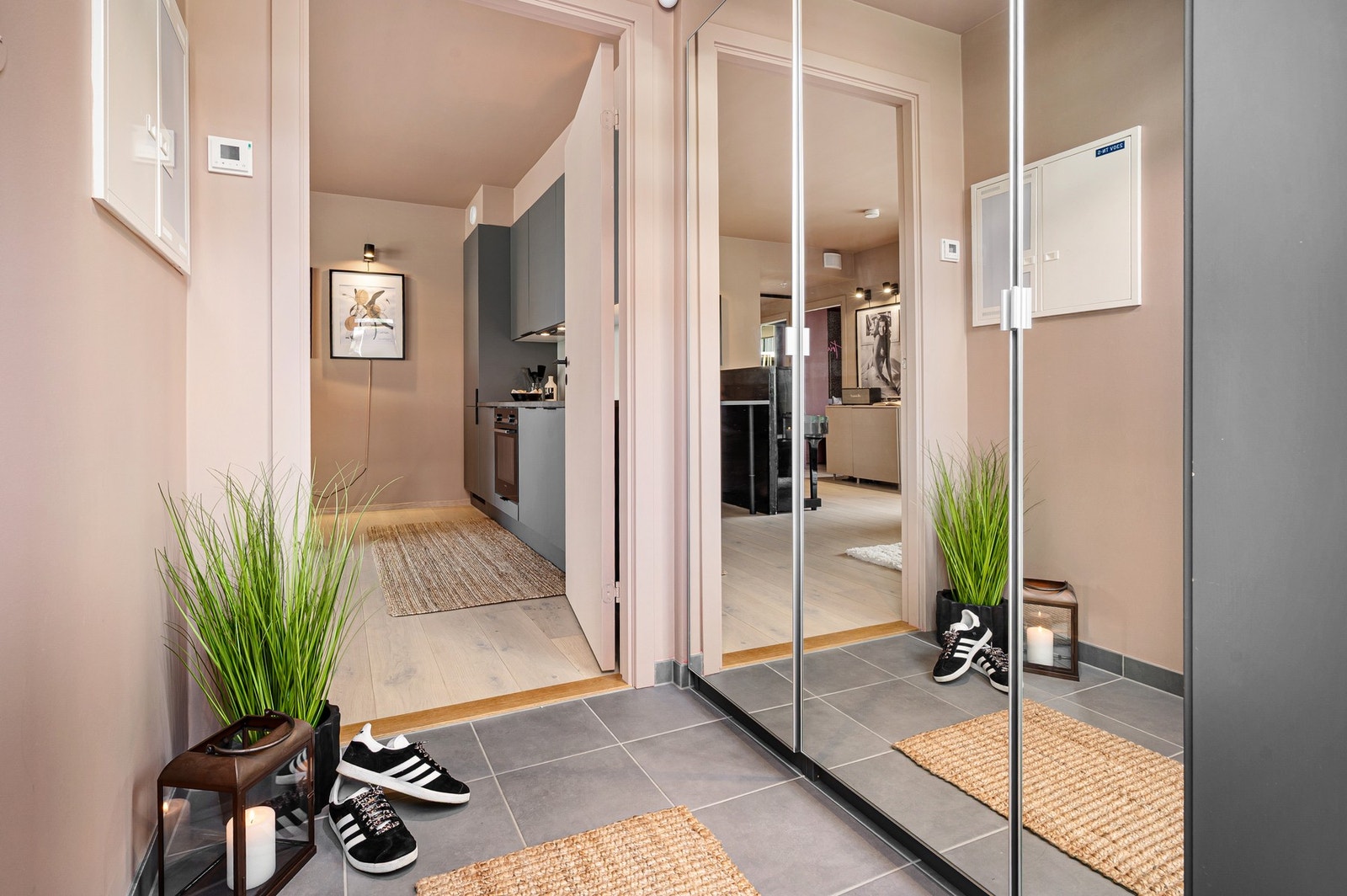 Entréen fremstår romslig og byr på gode oppbevaringsmuligheter i stort garderobeskap med speilfronter. Galleribilde