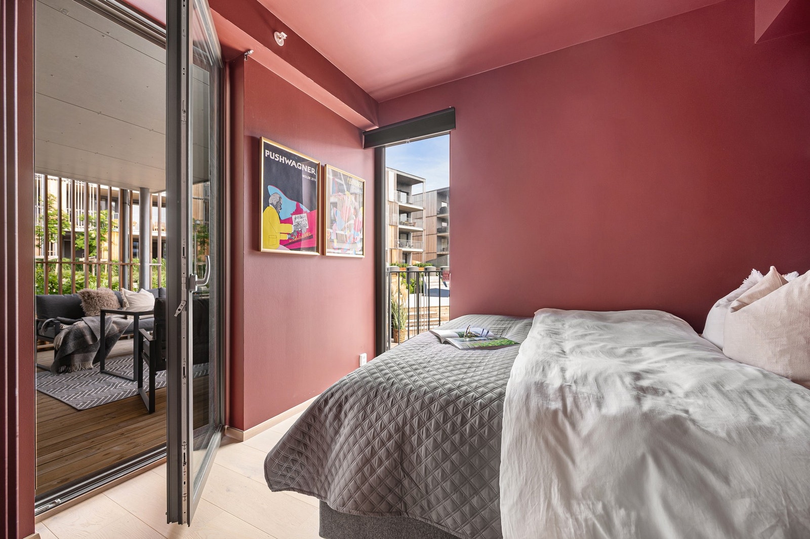 Fra soverommet har du også direkte utgang til terrassen, svært praktisk på sommerhalvåret. Galleribilde