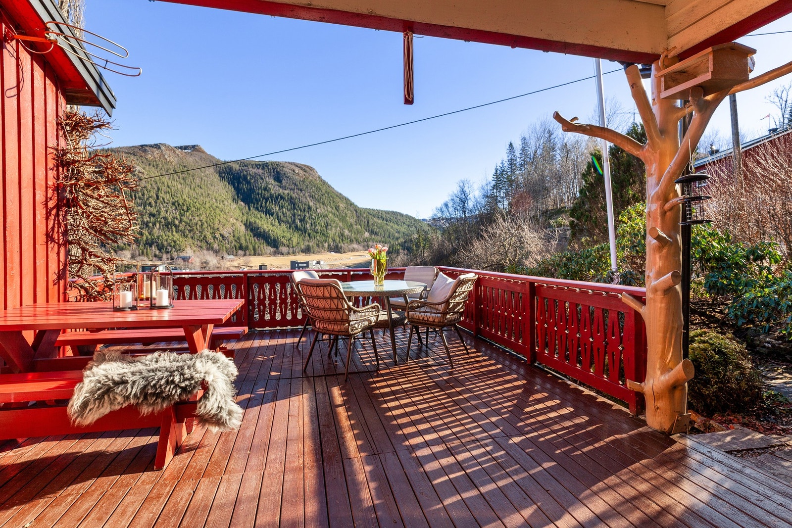 Fra stuen har man utgang til terrasse med god plass for utemøblement Galleribilde