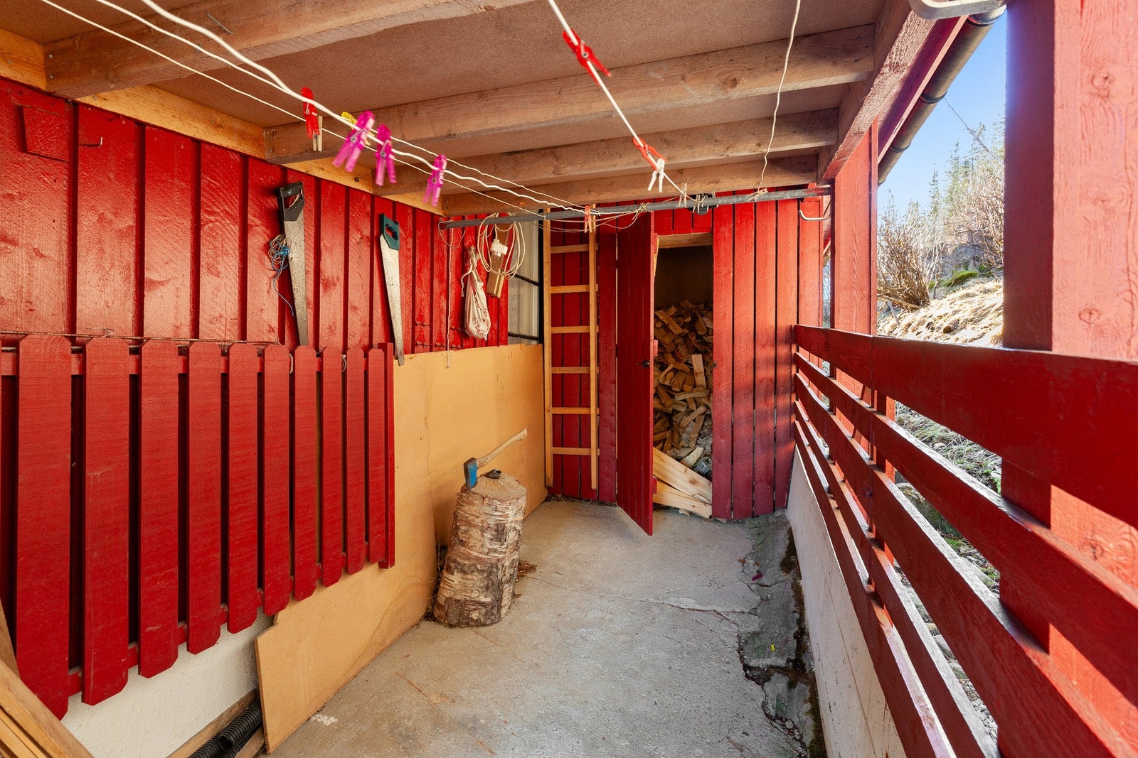 På baksiden er det en vedbod. Galleribilde