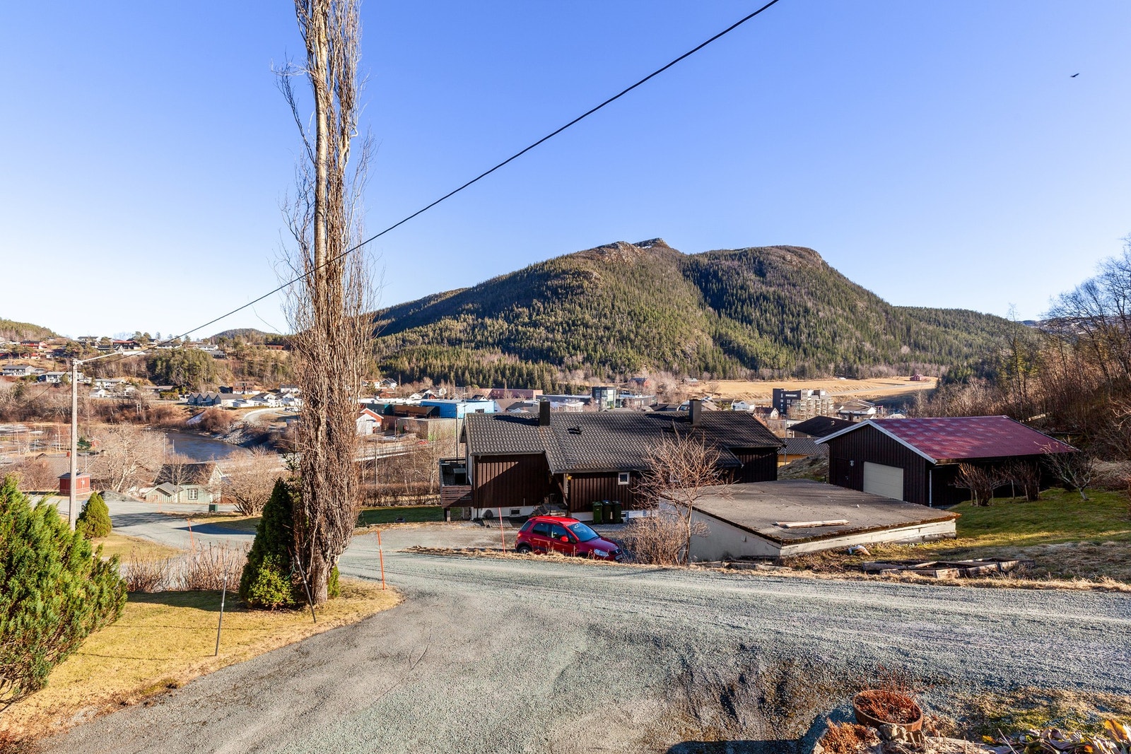 Fra terrasse har man også god utsikt mot Åfjord sentrum Galleribilde