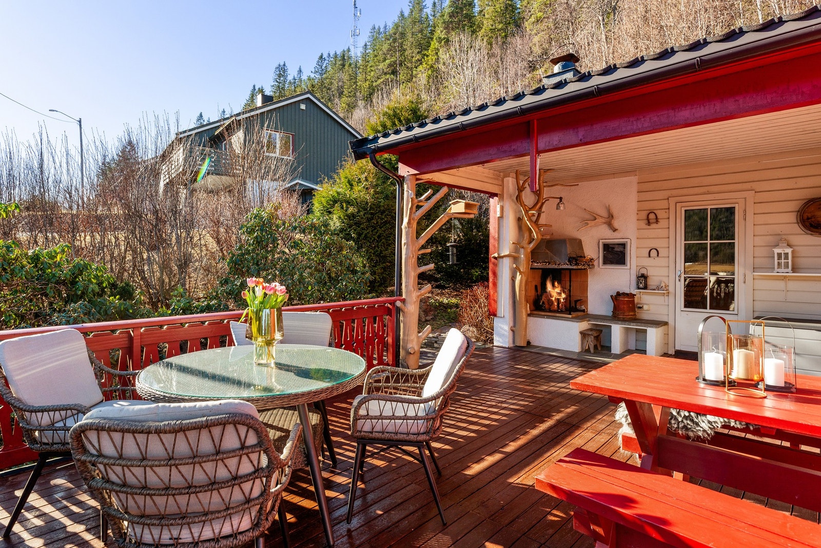 Fra stuen har man utgang til terrasse med god plass for utemøblement Galleribilde