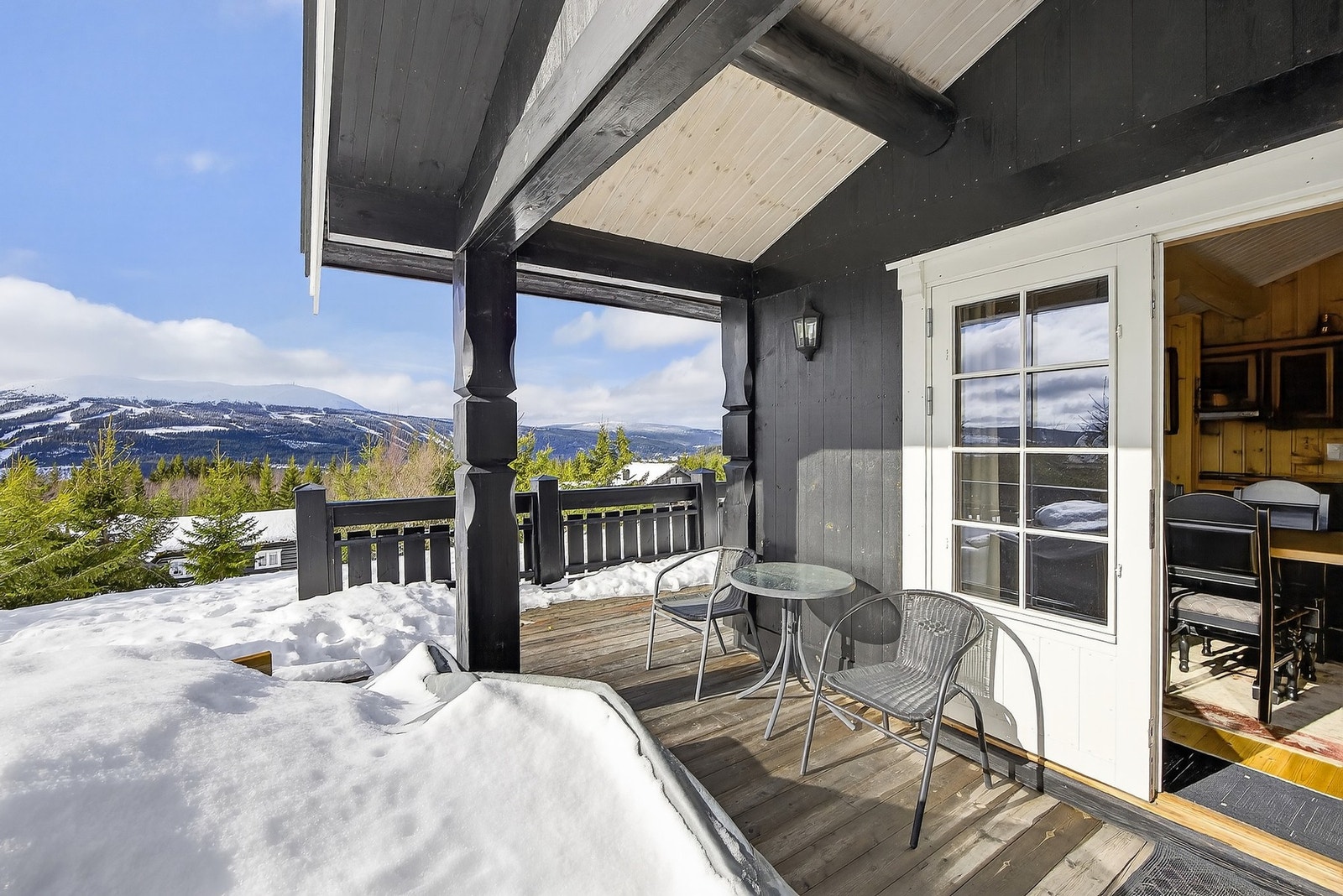 Fra stuen er det utgang til en stor, sørvendt terrasse på ca. 31 m² med gode solforhold - perfekt for lange, avslappende dager og hyggelige kvelder. Galleribilde