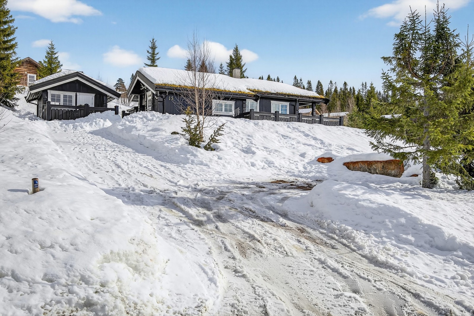 Eiendommen har gode parkeringsmuligheter med gruslagt innkjørsel med plass til ca. 3-4 biler. Galleribilde