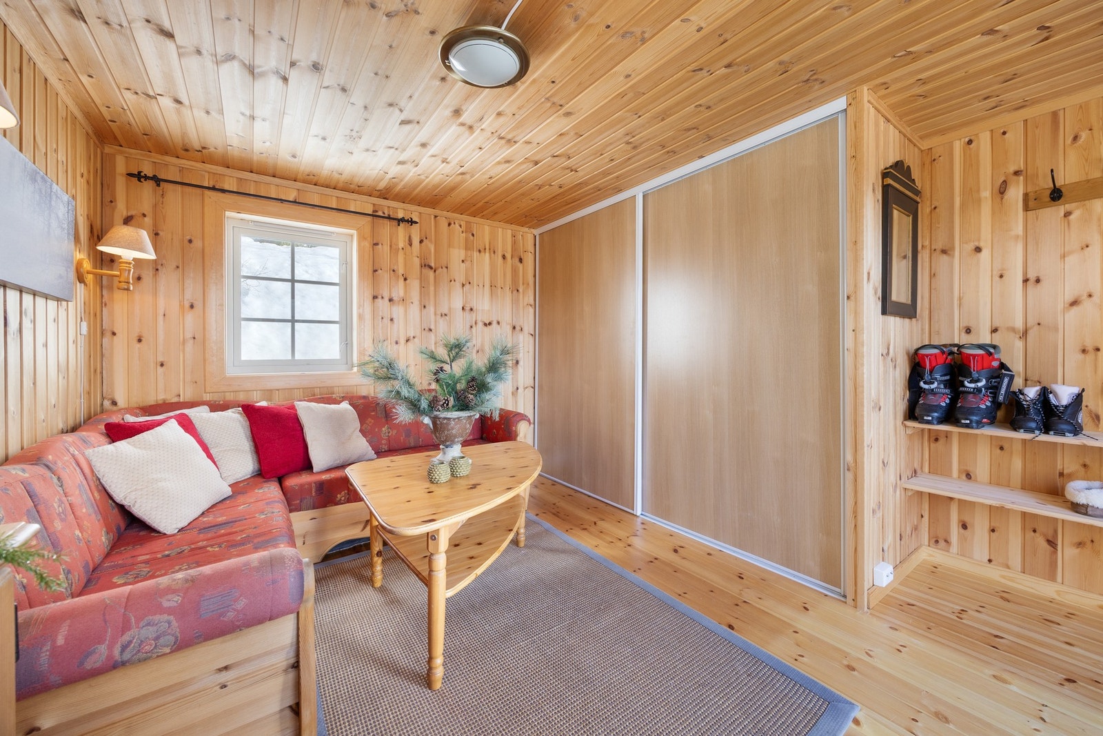 Det er bygget inn en skyvedørsgarderobe i vegg. Annekset gir gode muligheter for ekstra plass ved besøk av flere gjester. Galleribilde