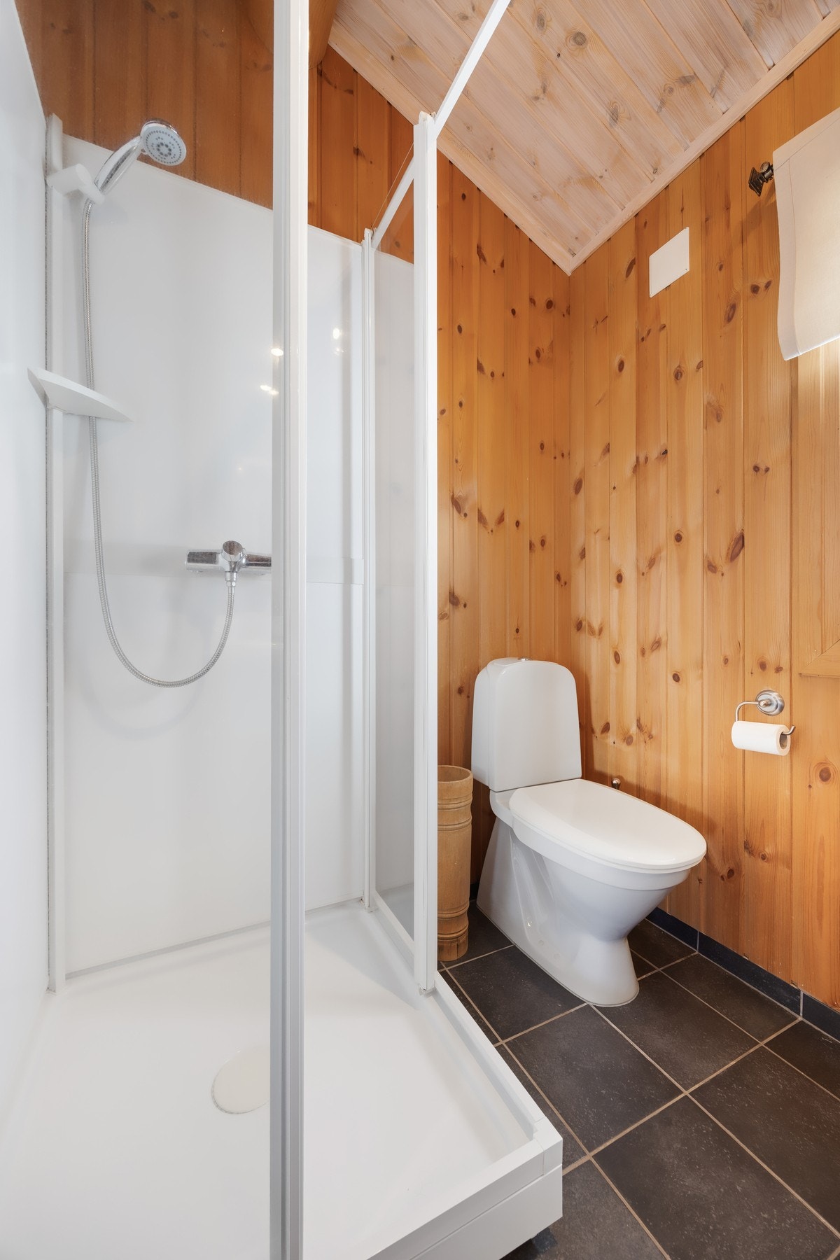Videre har badet et dusjkabinett, samt gulvmontert toalett. Galleribilde