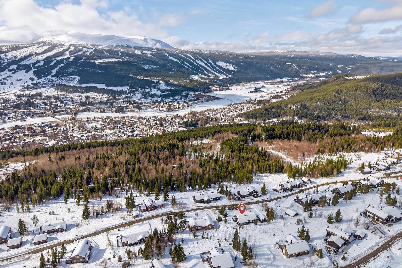 Kort vei til dagligvare, treningsfasiliteter, skoler og offentlig kommunikasjon. Perfekt for familie, venner og friluftsentusiaster - her får du hele året med aktiviteter, sol, naturopplevelser og alpinntanlegg, samlet på ett sted! Galleribilde