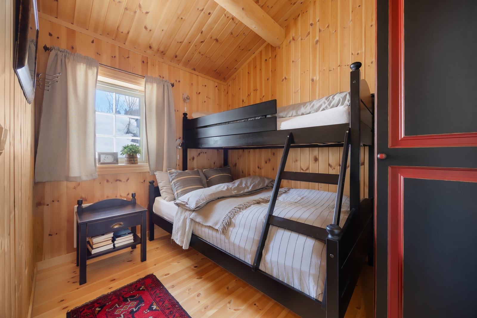 Det tredje soverommet har god plass til familiekøye som gir ekstra romfølelse og gode soveplasser for både barn og gjester. Galleribilde