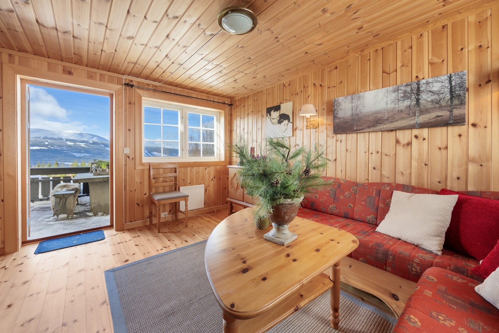 Annekset er pent innredet med panelte veggflater, heltre gulvbord og gode vindusflater. Galleribilde