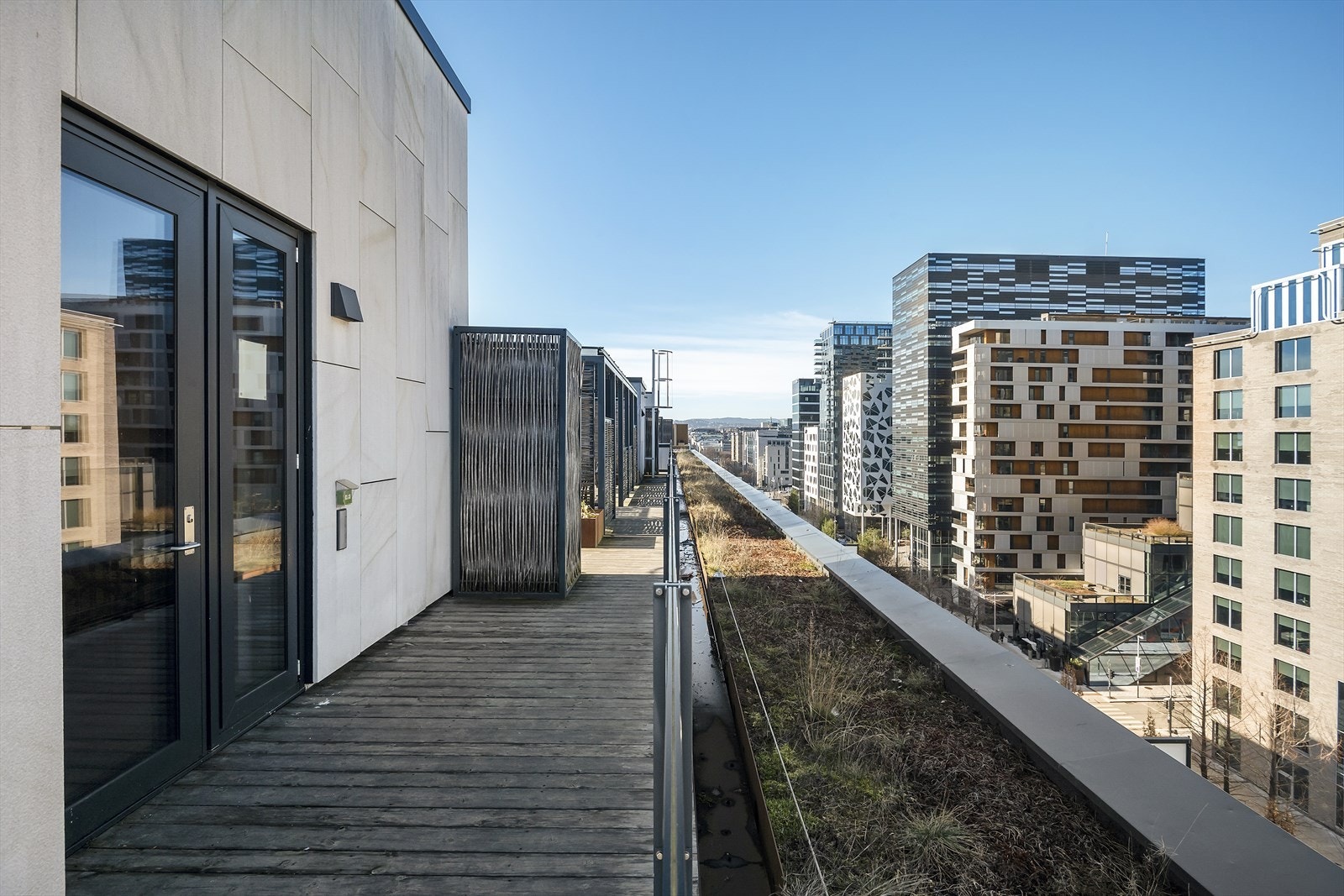 Det er heis opp til en av de flotteste felles takterrassene i Bjørvika. Galleribilde