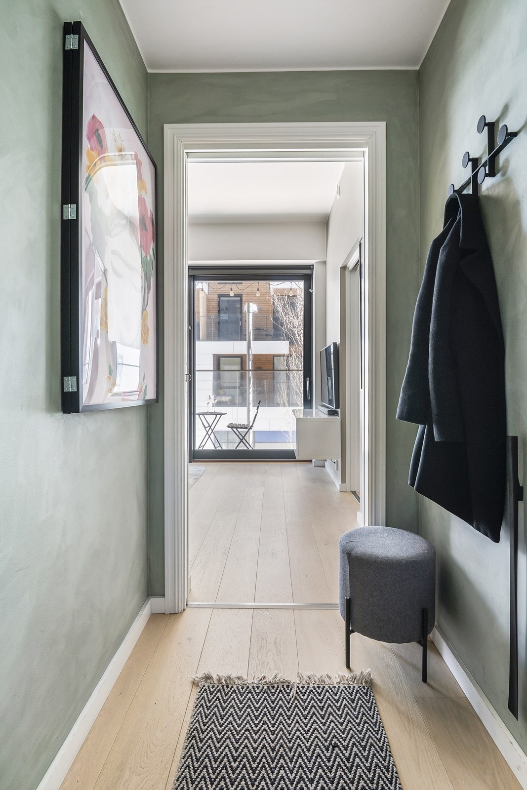 Leiligheten ligger i byggets 2. etasje med heisadkomst til leilighetsplanet. Galleribilde