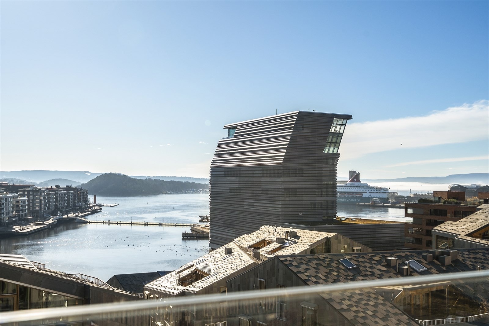 Vi har gleden av å presentere en lekker 2-roms selveierleilighet i 2. etasje med gjennomgående høy standard og østvendt balkong. Galleribilde