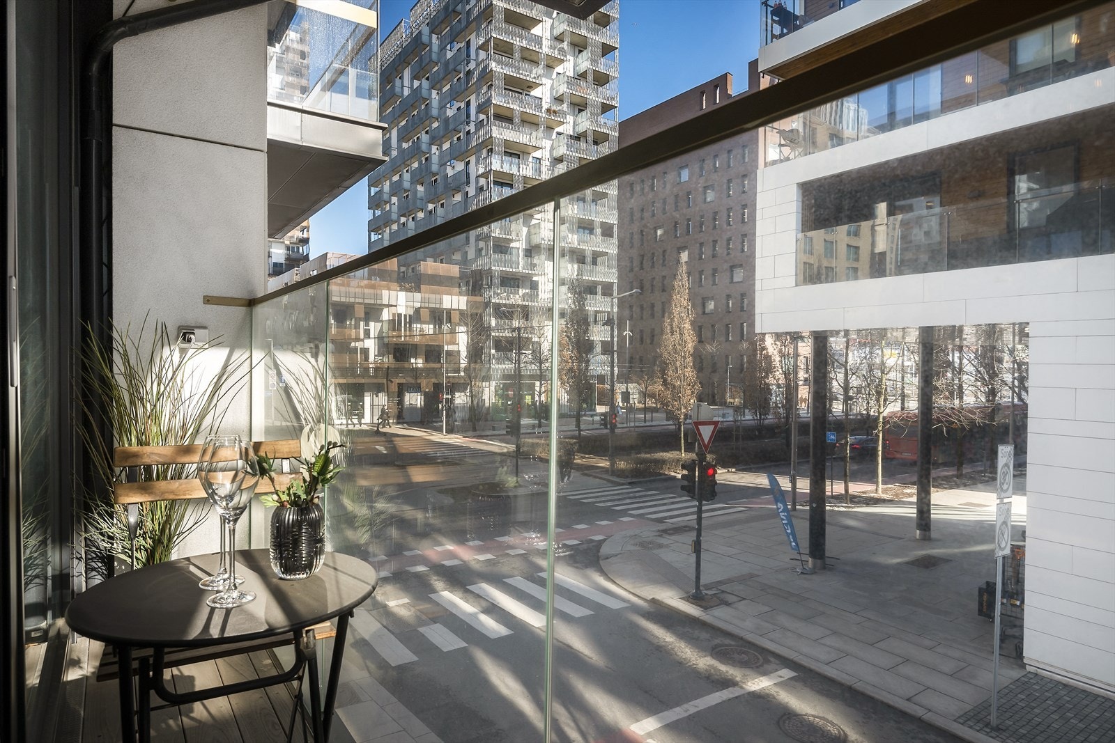 Leiligheten har en flott balkong med hyggelig utsyn mot Bjørvika. Galleribilde