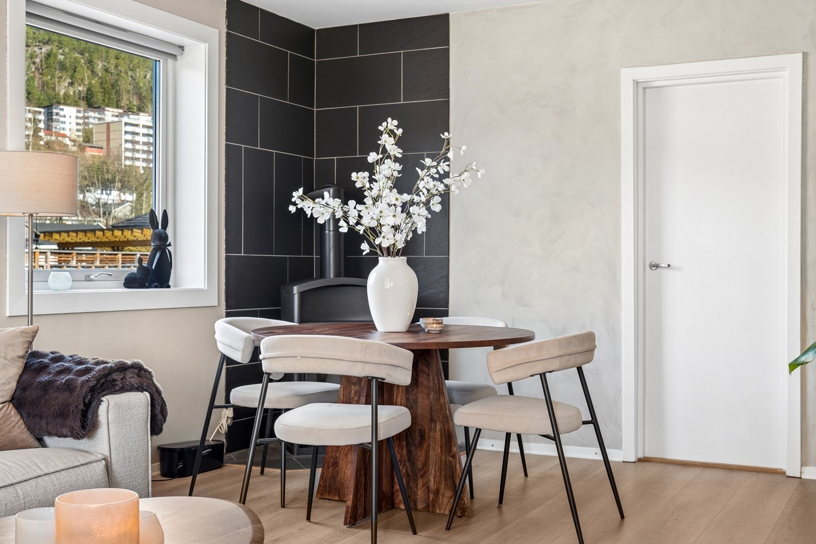 Koselig sone for spisebord med peis for de kaldere dagene på vinteren Galleribilde