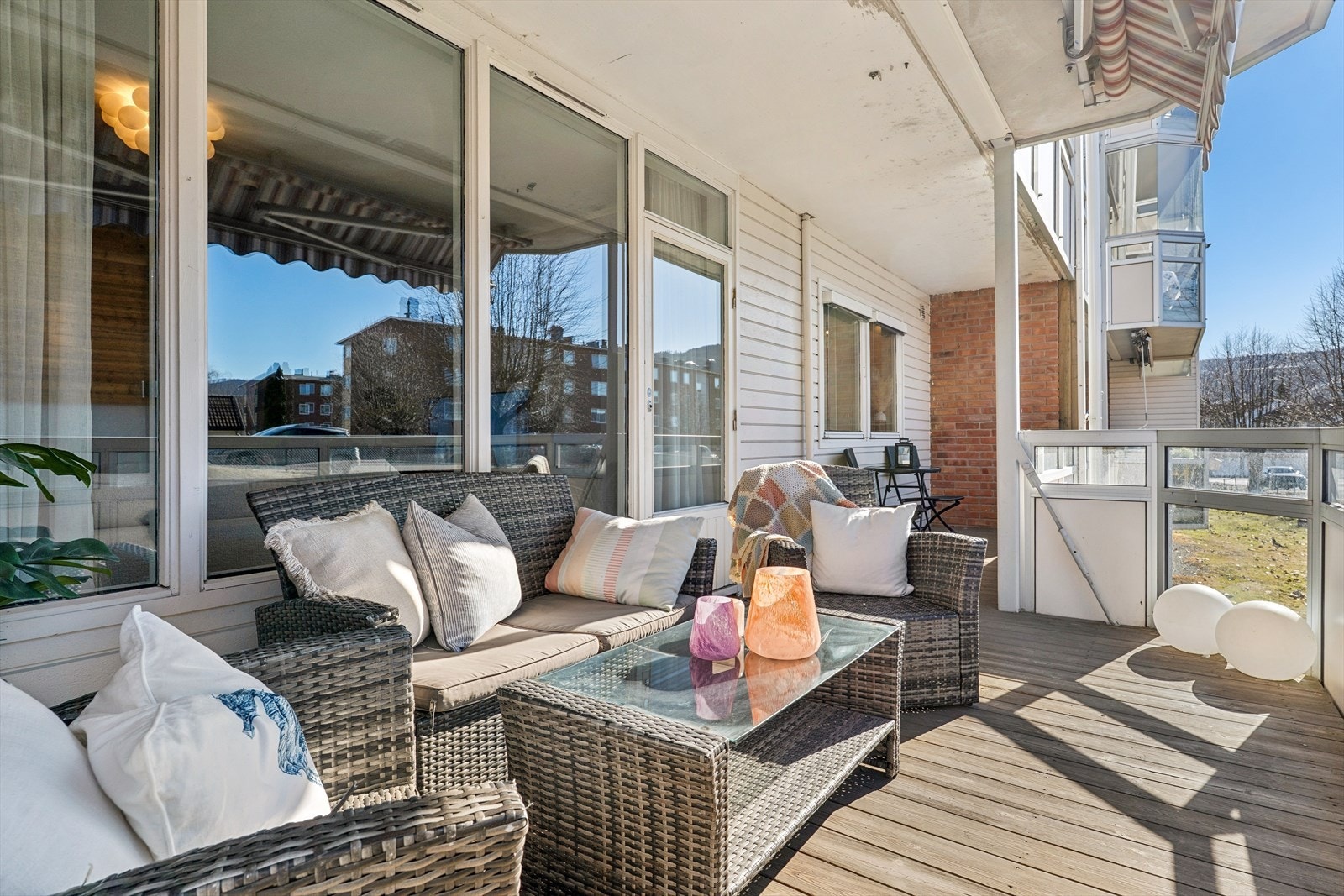 Balkongen med overbygg og markise fungerer som en forlengelse av stuen, og er ypperlige på sommerdager Galleribilde