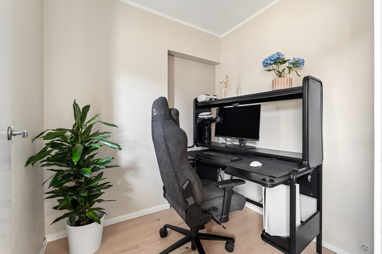 I forbindelse med kjøkkenet er det en bod/kontor Galleribilde