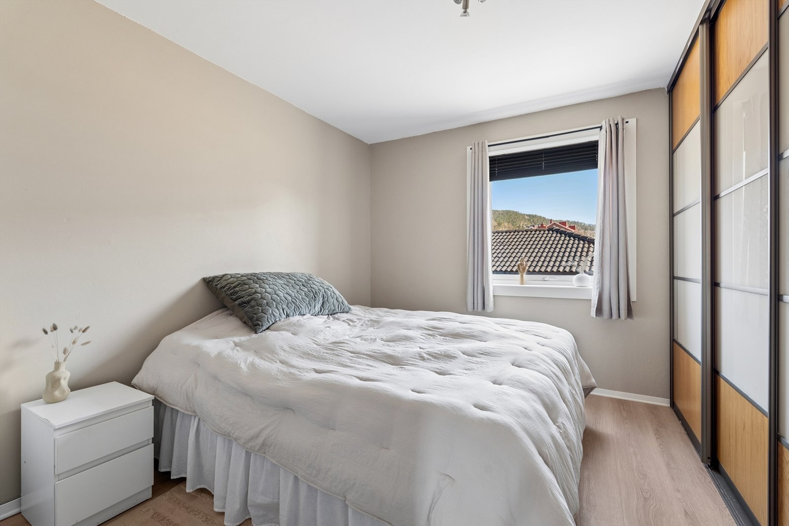 Hovedsoverommet er i god størrelse med god plass for både dobbeltseng og nattbord, her er det også skyvedørsgarderobe med god plass Galleribilde