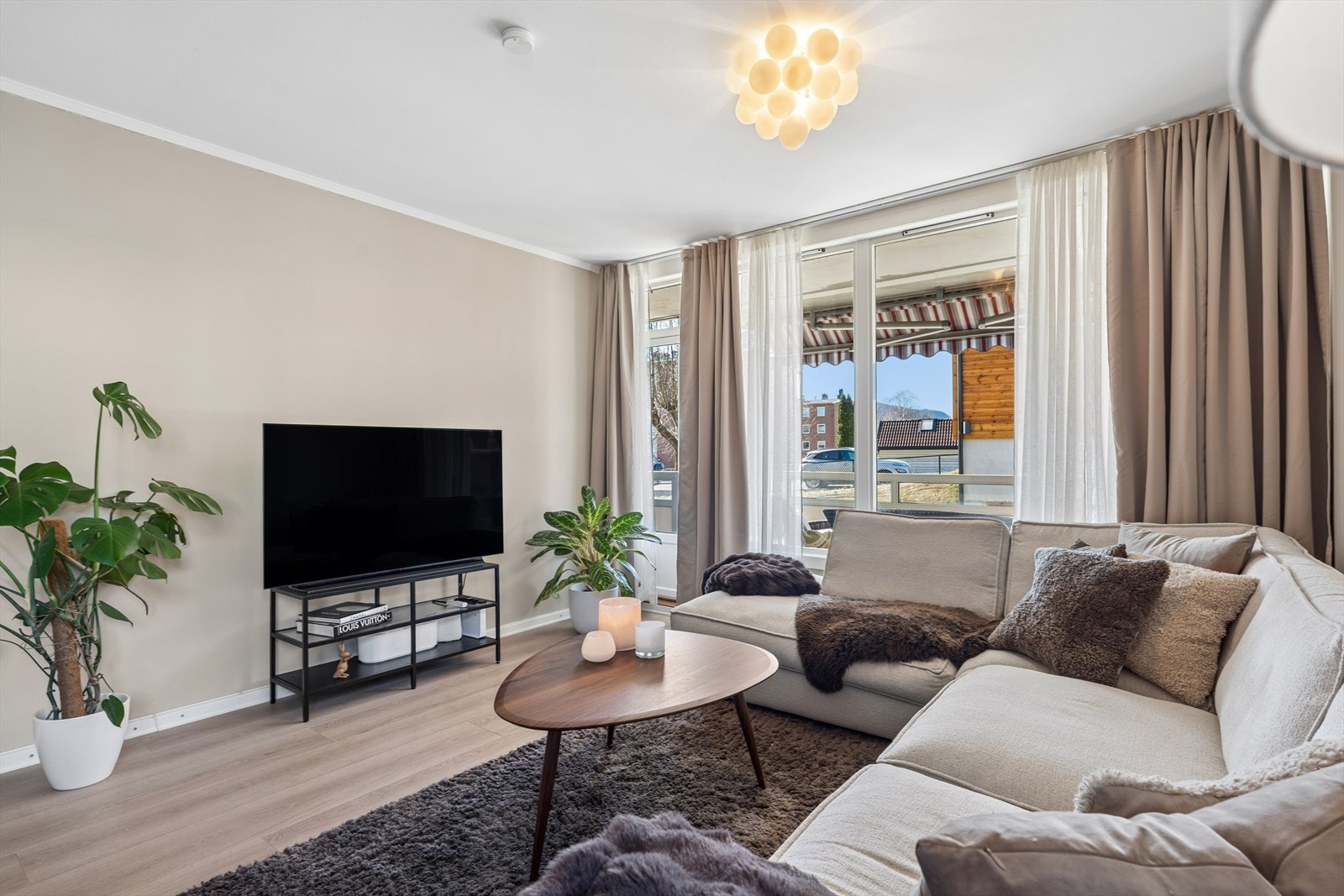 Gulvet i stuen ble lagt nytt i 2025 som gir rommet et moderne og pent inntrykk Galleribilde