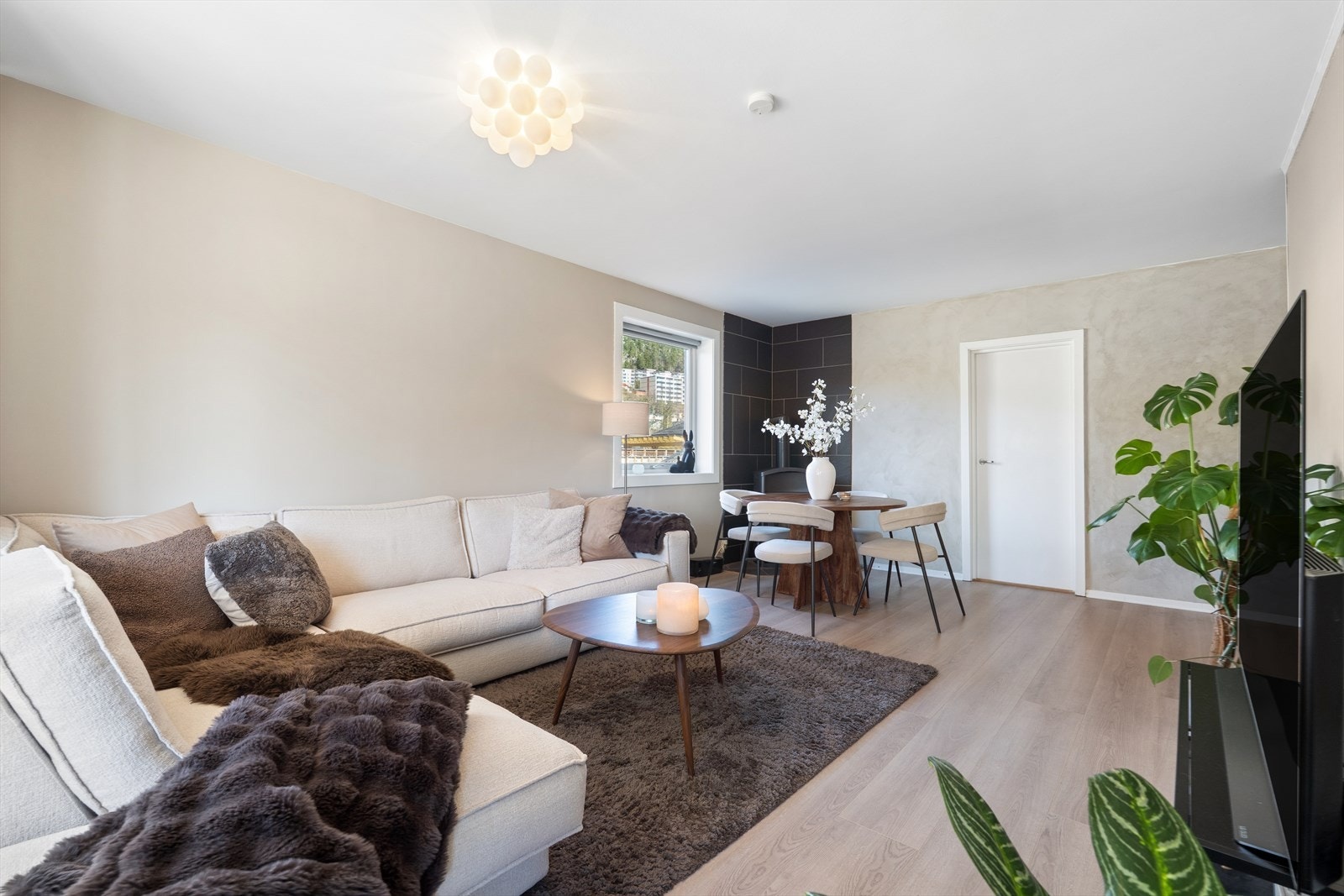 Stuen har et rent fargepalett som er enkelt å kombinere med dekor og møblement Galleribilde