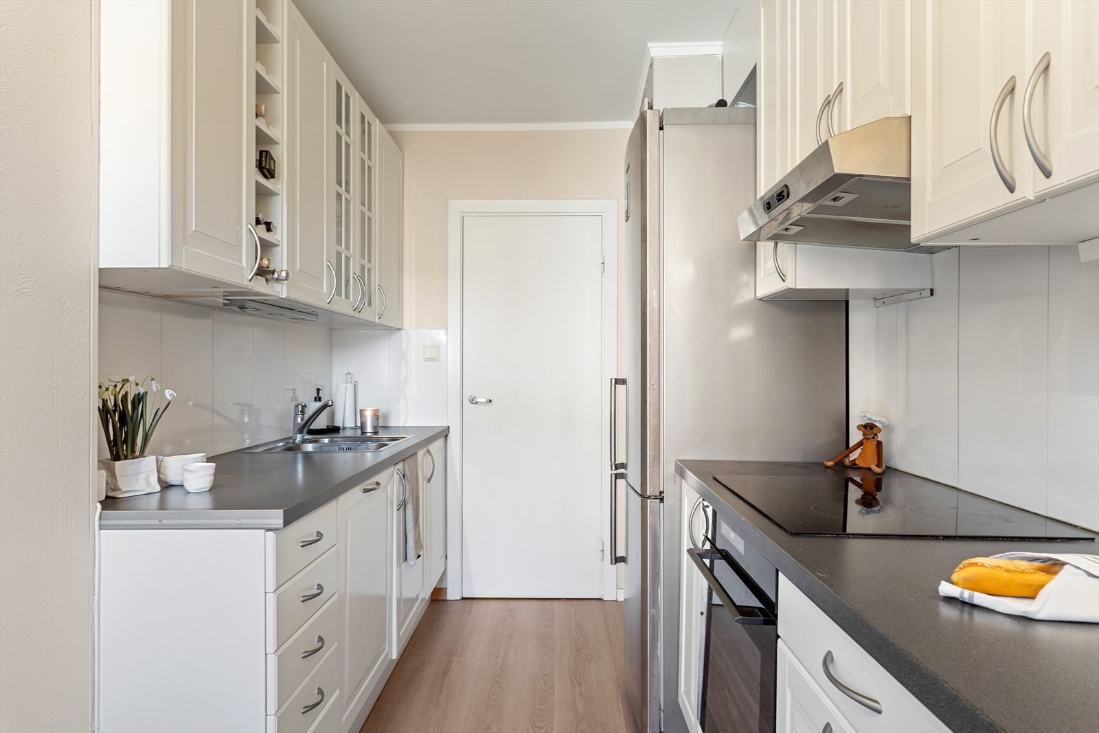 Her er det integrert oppvaskmaskin, platetopp og stekeovn Galleribilde