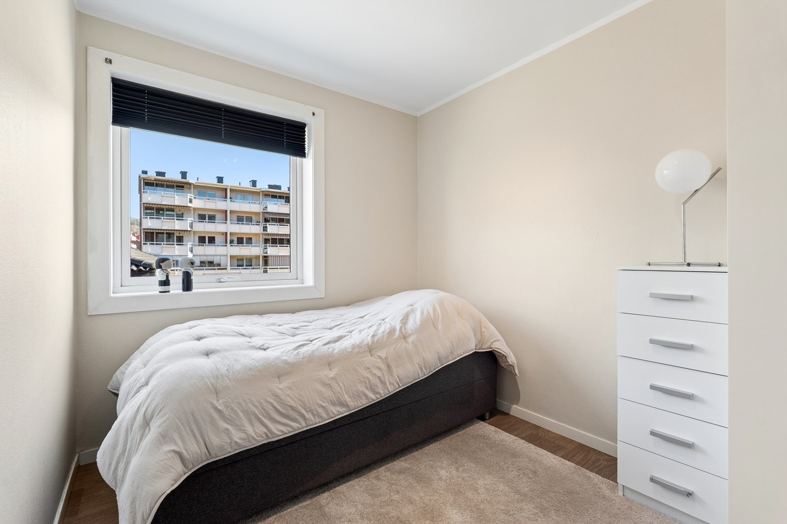 Soverom nr. 2 er også av den romslige størrelsen med noe mindre enn hovedsoverommet Galleribilde