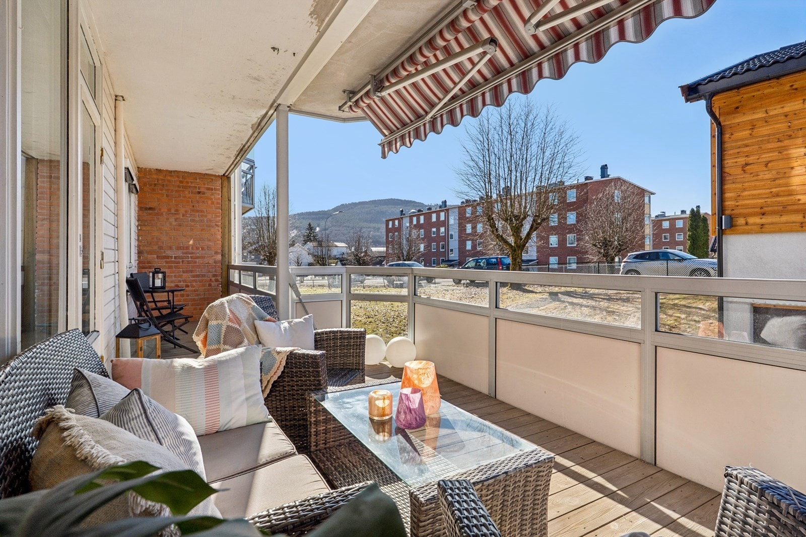 Trivelig og romslig balkong med god plass for sittegruppe Galleribilde