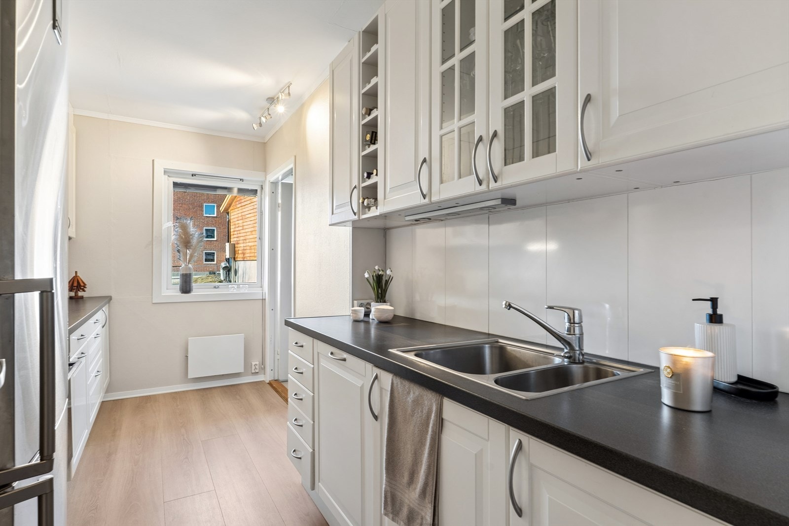 Praktisk kjøkken fra Ikea med profilerte fronter og godt med skapplass Galleribilde