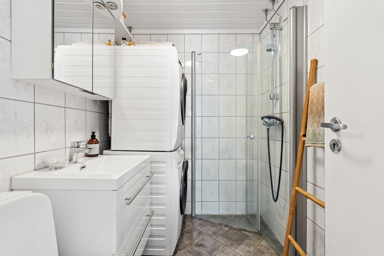 Badet ble pusset opp i regi av borettslaget i 2006, flislagt gulv og vegger, varme i gulv og opplegg for vaskemaskin Galleribilde