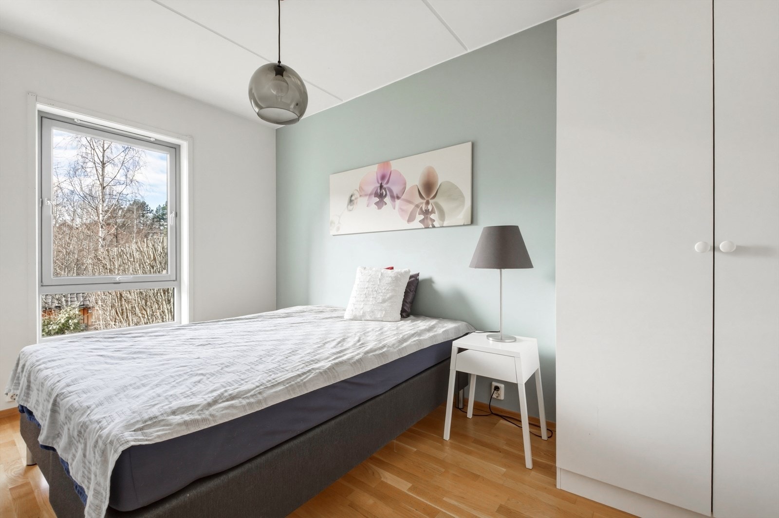 Innbydende soverom som vender ut mot rolige omgivelser. Galleribilde