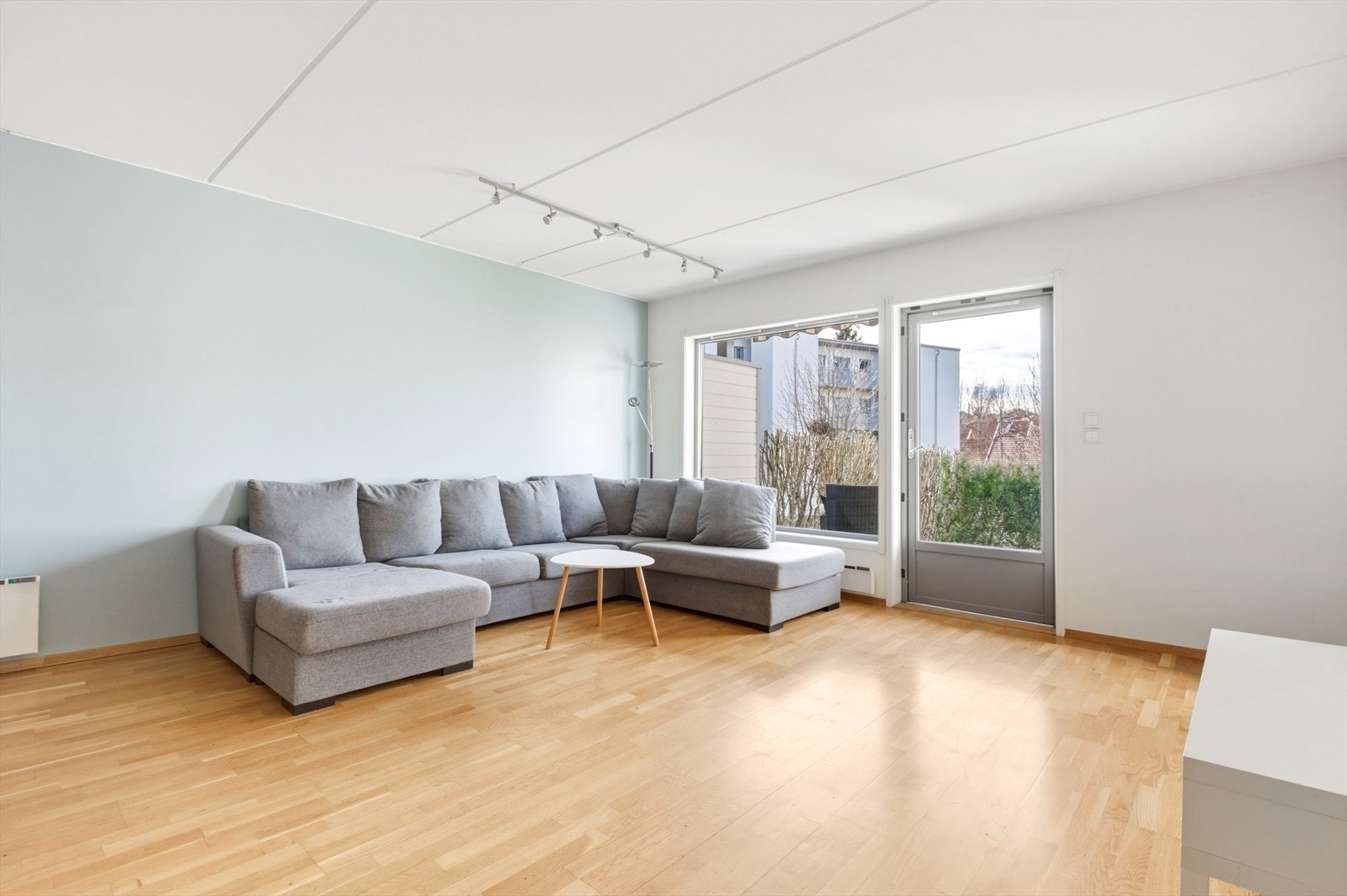 Lys og moderne 2-roms fra 2006 med terrasse og hage! Galleribilde