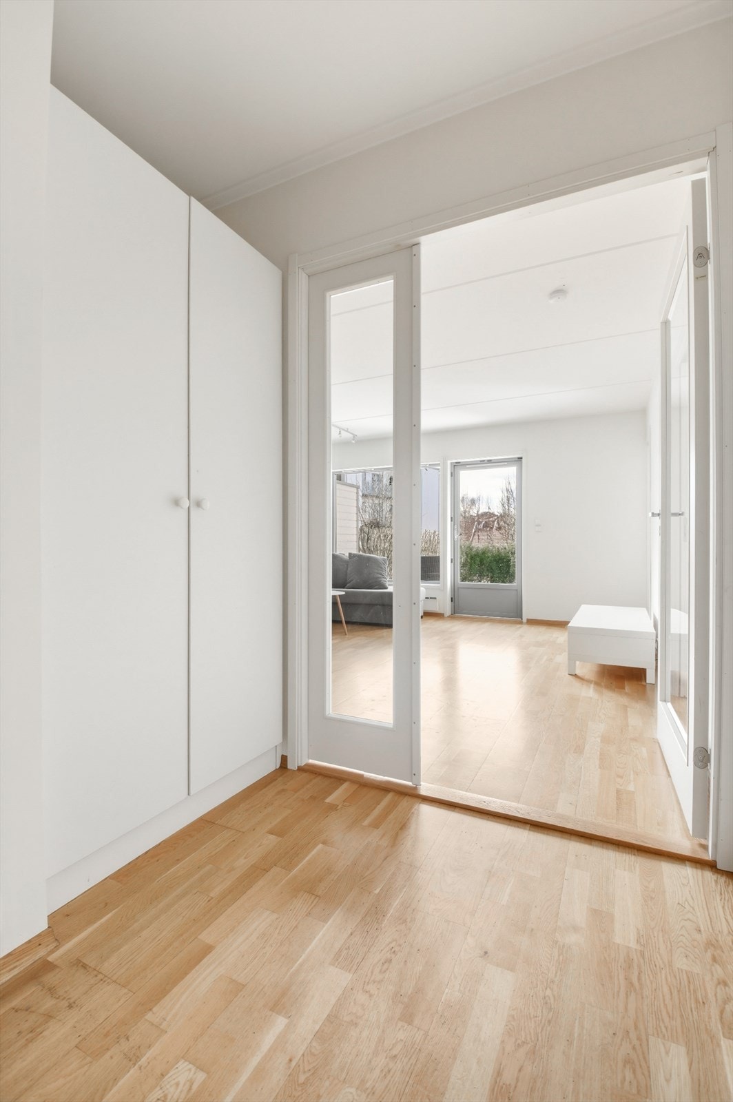 Praktisk entré med gode oppbevaringsmuligheter i medfølgende garderobeskap. Galleribilde