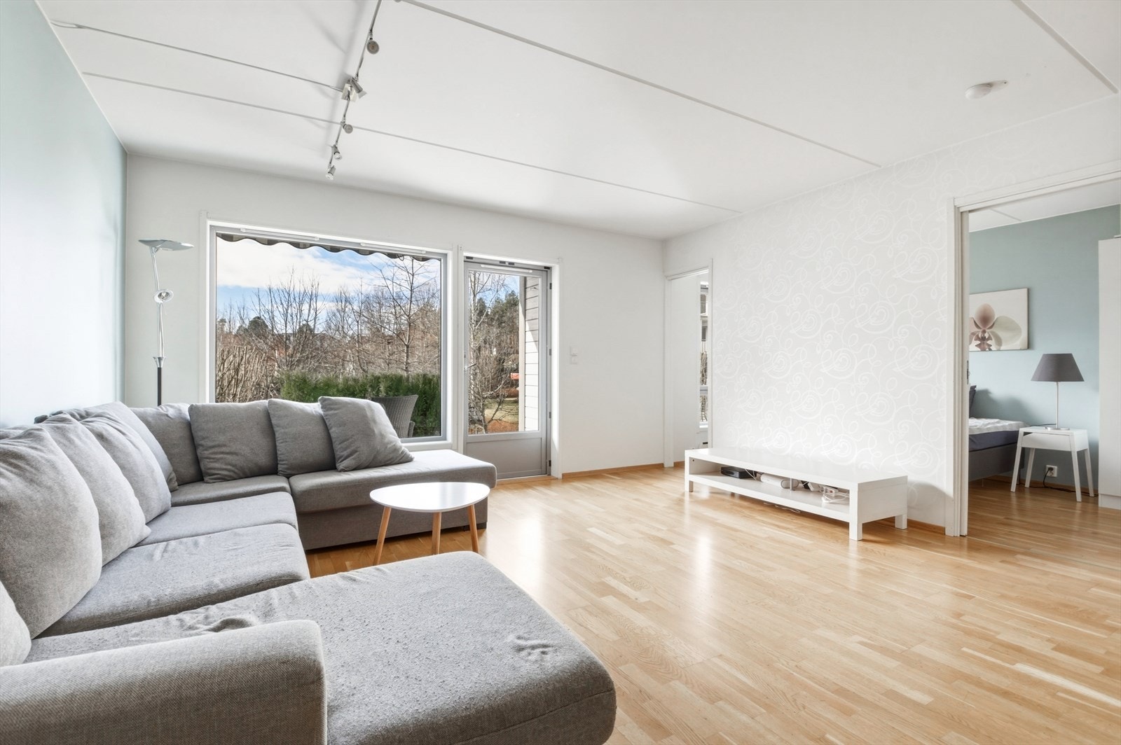 Stuen har god plass til sofa, spisebord og tv-møbler. Galleribilde