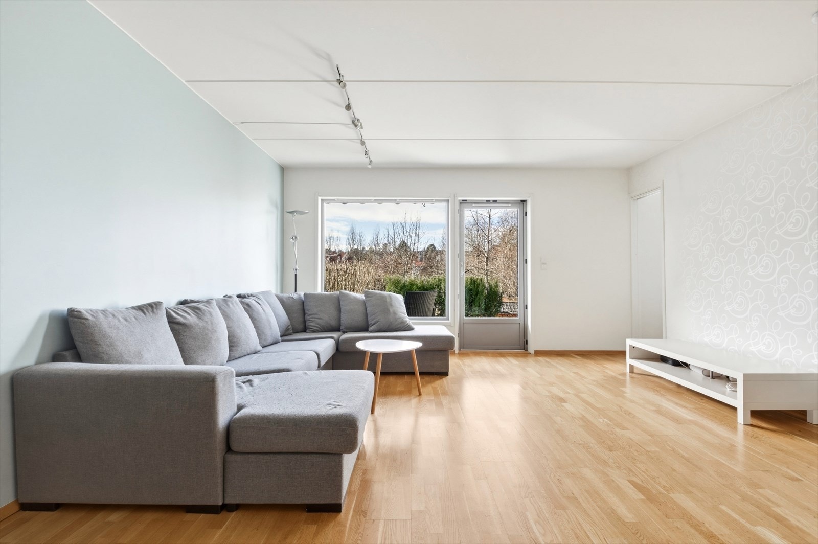 Lys og hyggelig stuen med store vindusflater og god planløsning. Galleribilde